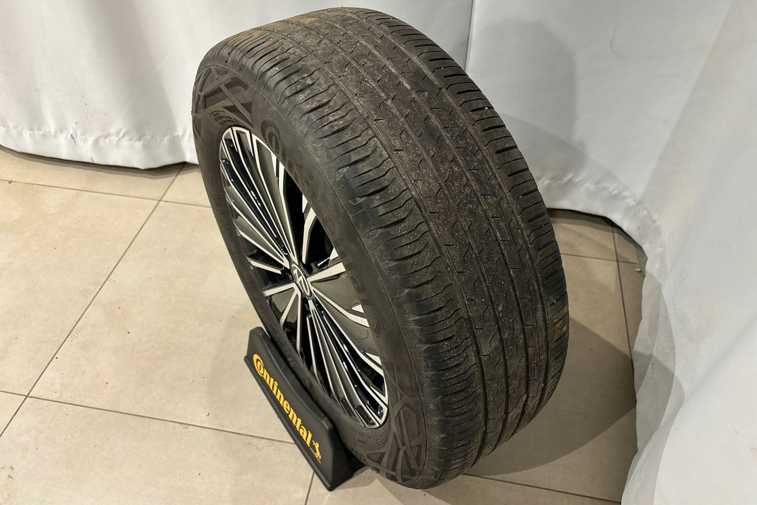 sininen Volkswagen Tiguan 2024 kuva 15.