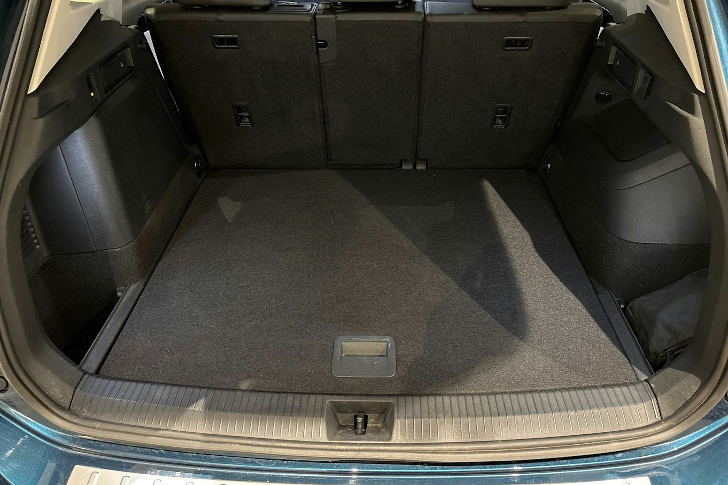 sininen Volkswagen Tiguan 2024 kuva 16.