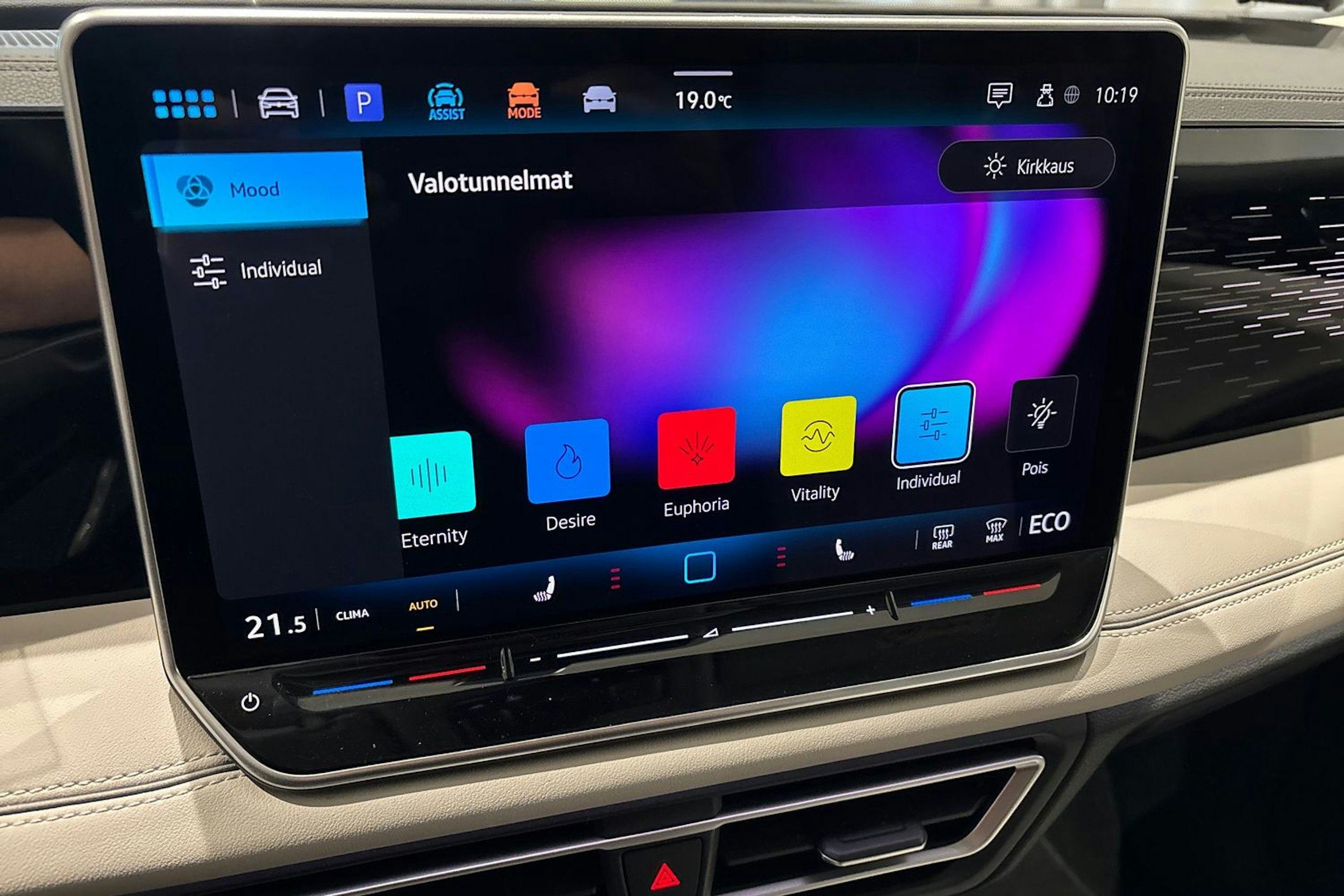 sininen Volkswagen Tiguan 2024 kuva 27.