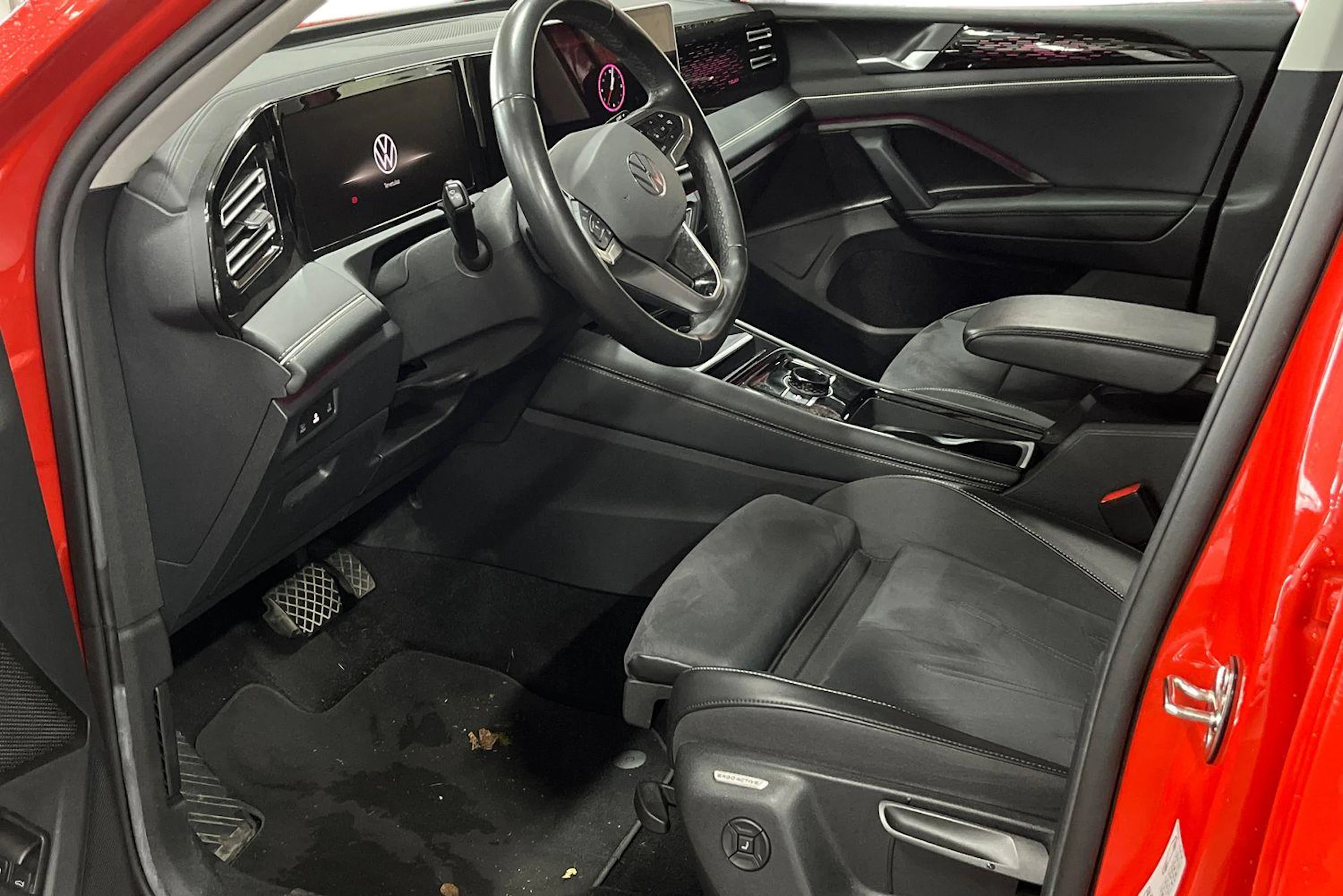 oranssi Volkswagen Tiguan 2024 kuva 3.