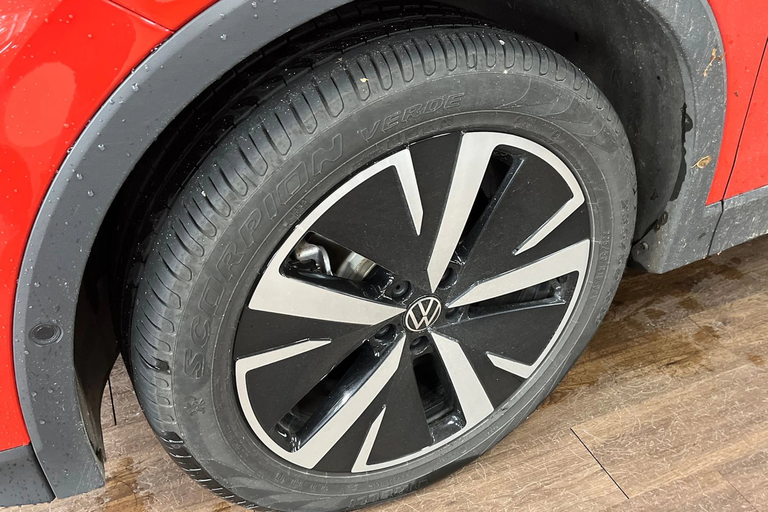 oranssi Volkswagen Tiguan 2024 kuva 4.