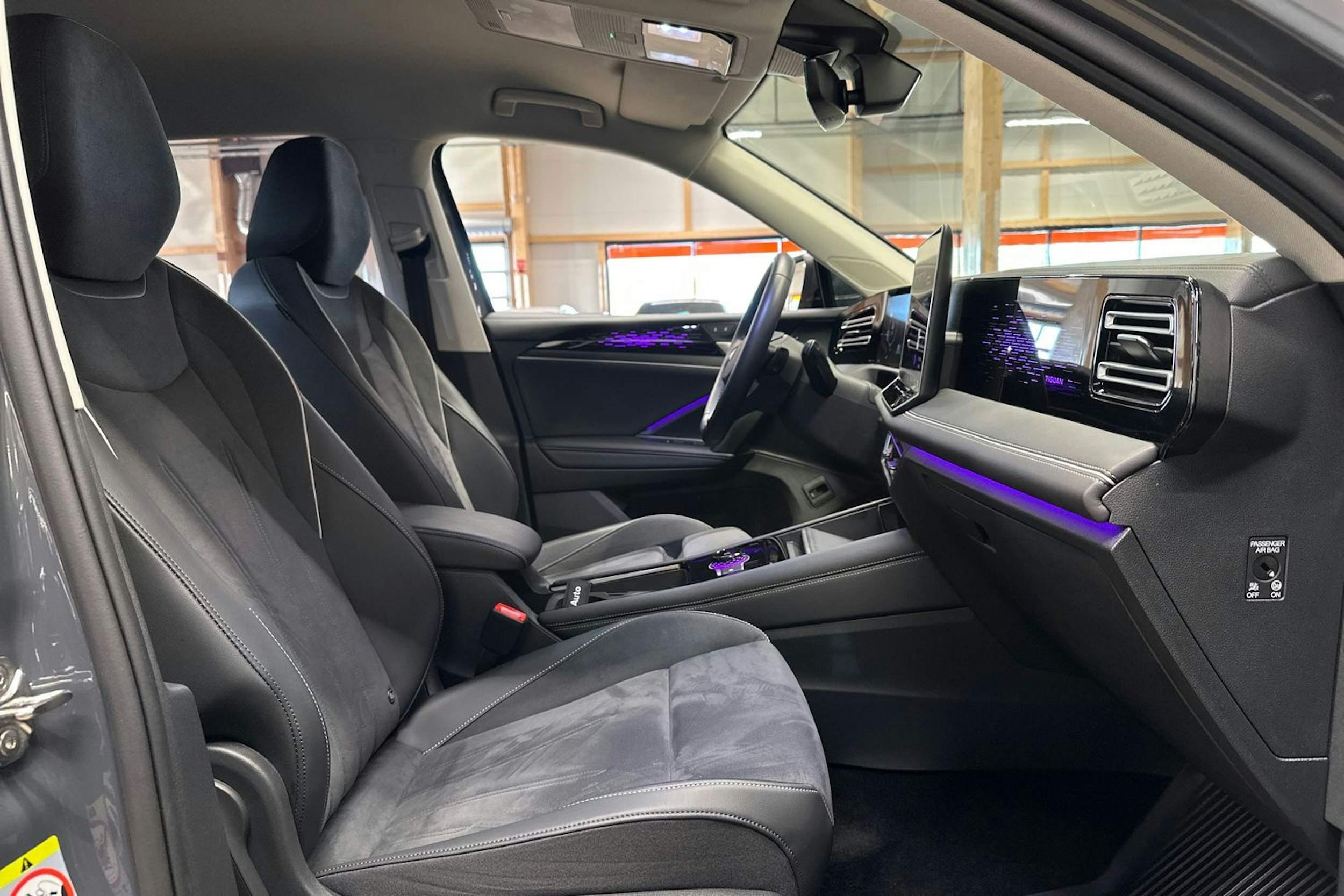 harmaa Volkswagen Tiguan 2024 kuva 15.
