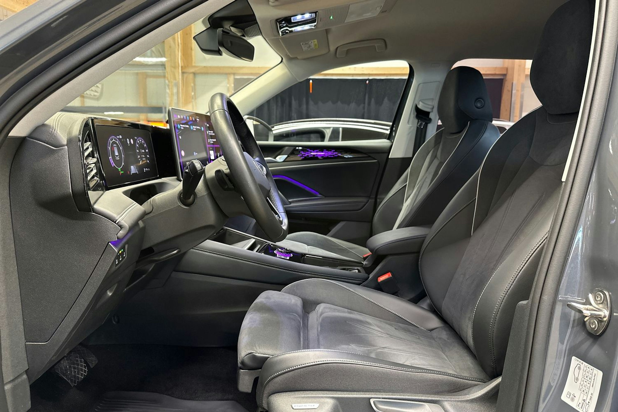 harmaa Volkswagen Tiguan 2024 kuva 18.