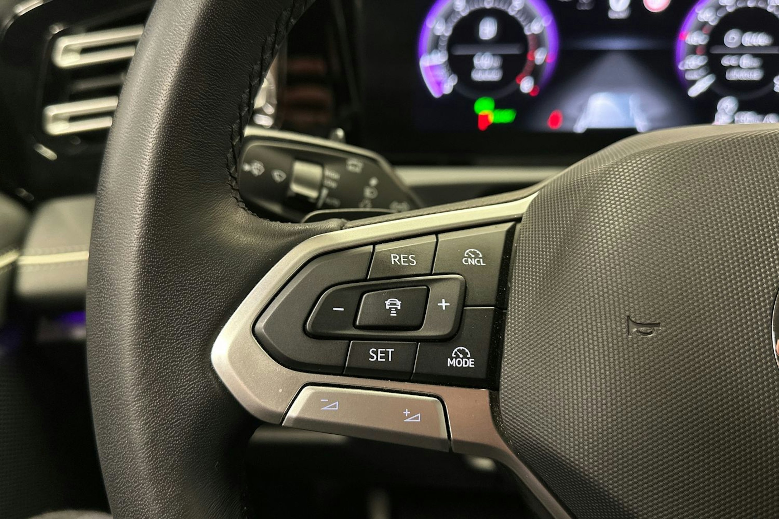 harmaa Volkswagen Tiguan 2024 kuva 31.