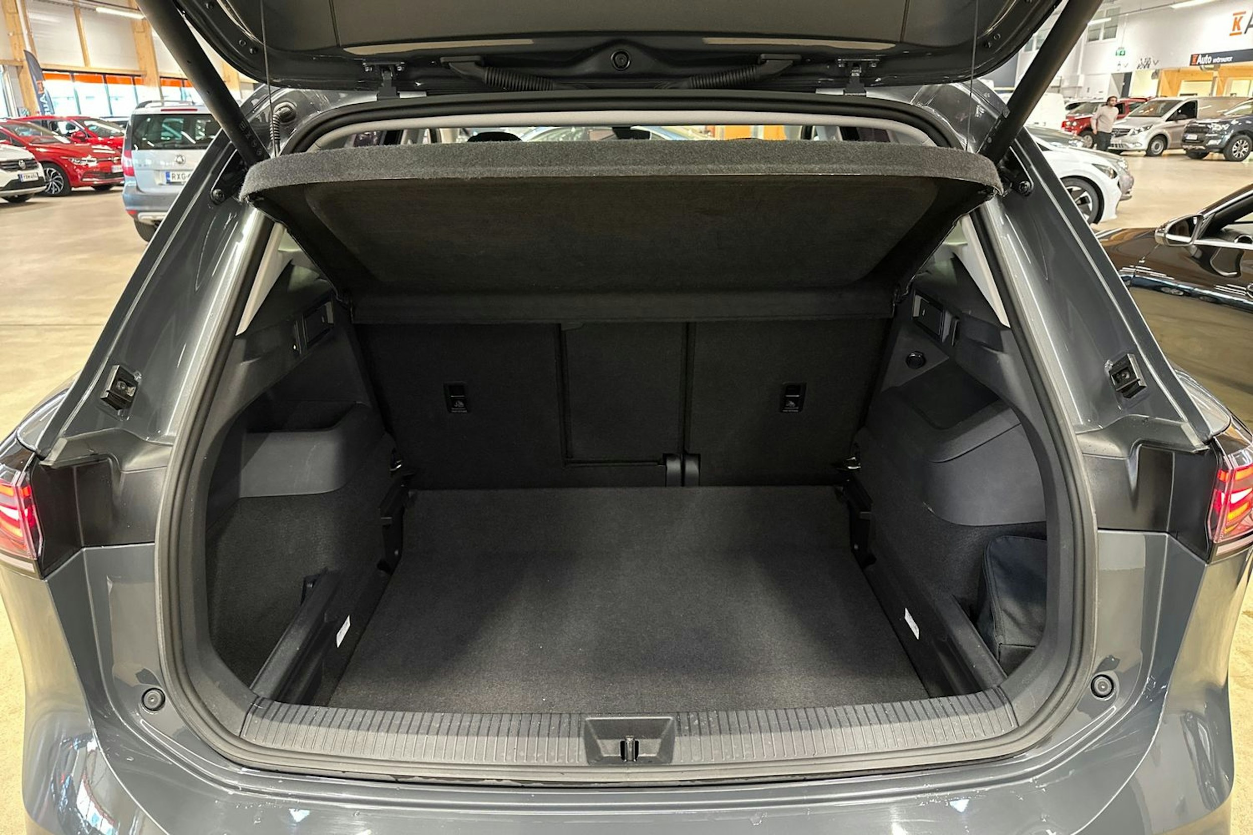 harmaa Volkswagen Tiguan 2024 kuva 35.