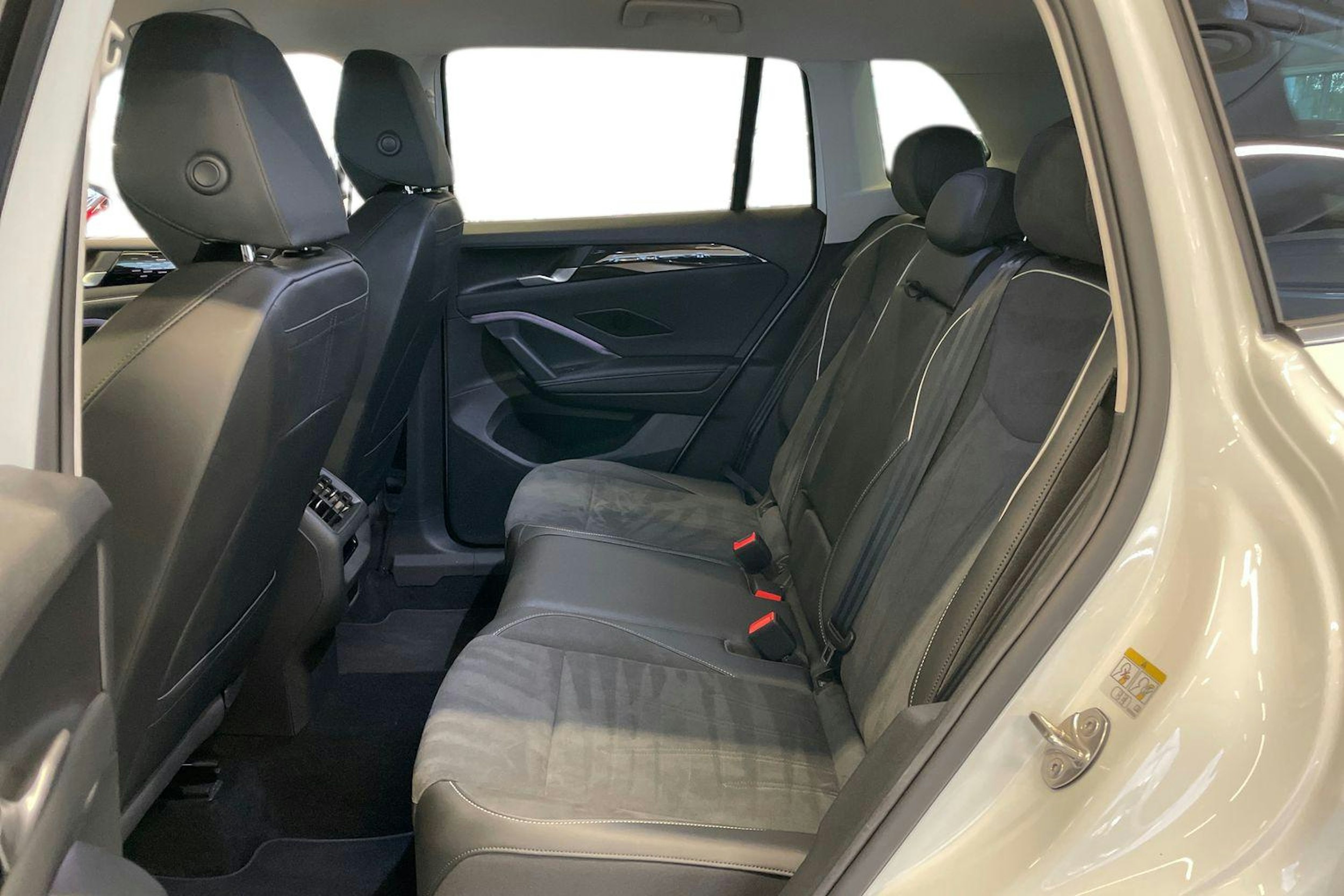 valkoinen Volkswagen Tiguan 2024 kuva 10.
