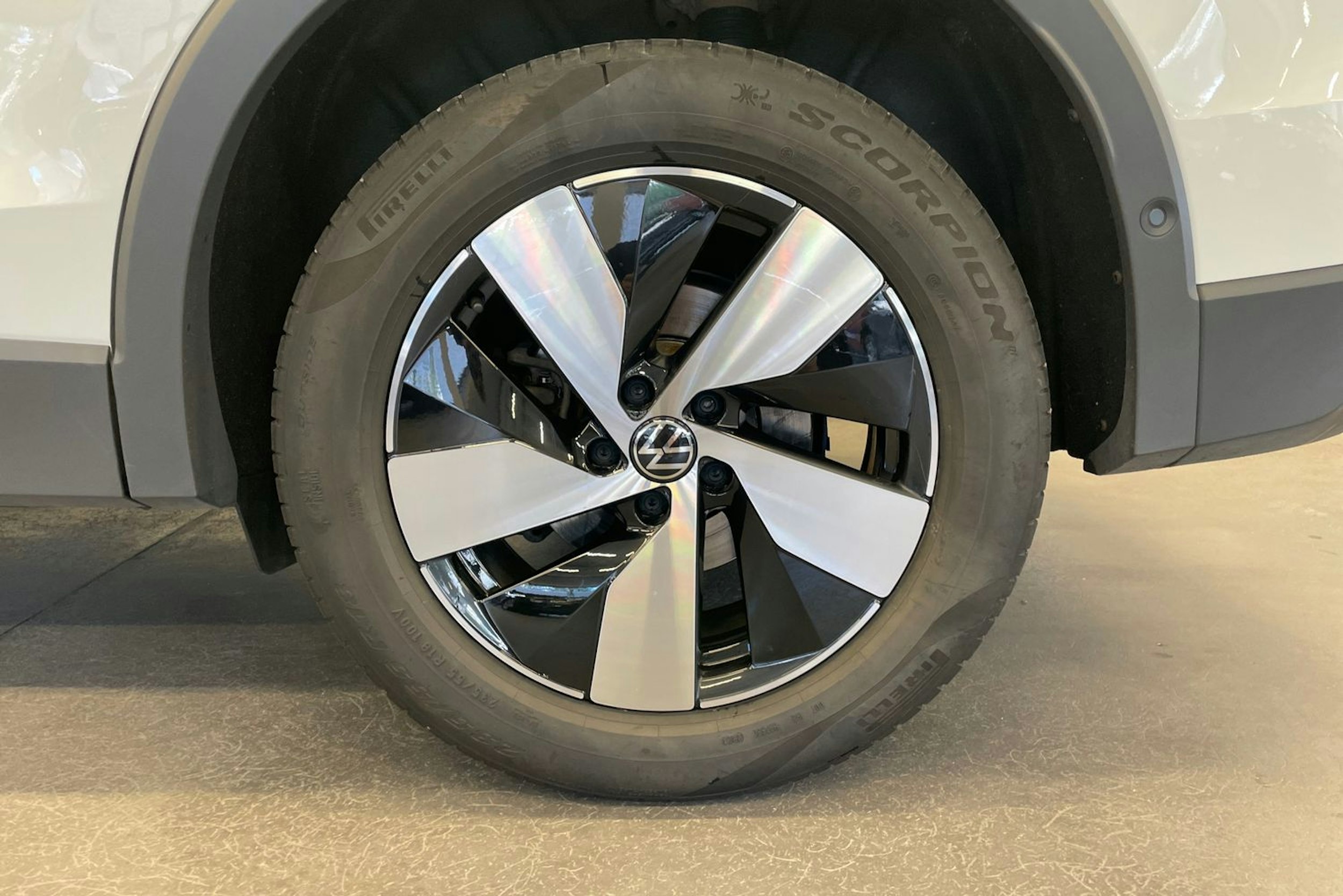valkoinen Volkswagen Tiguan 2024 kuva 13.