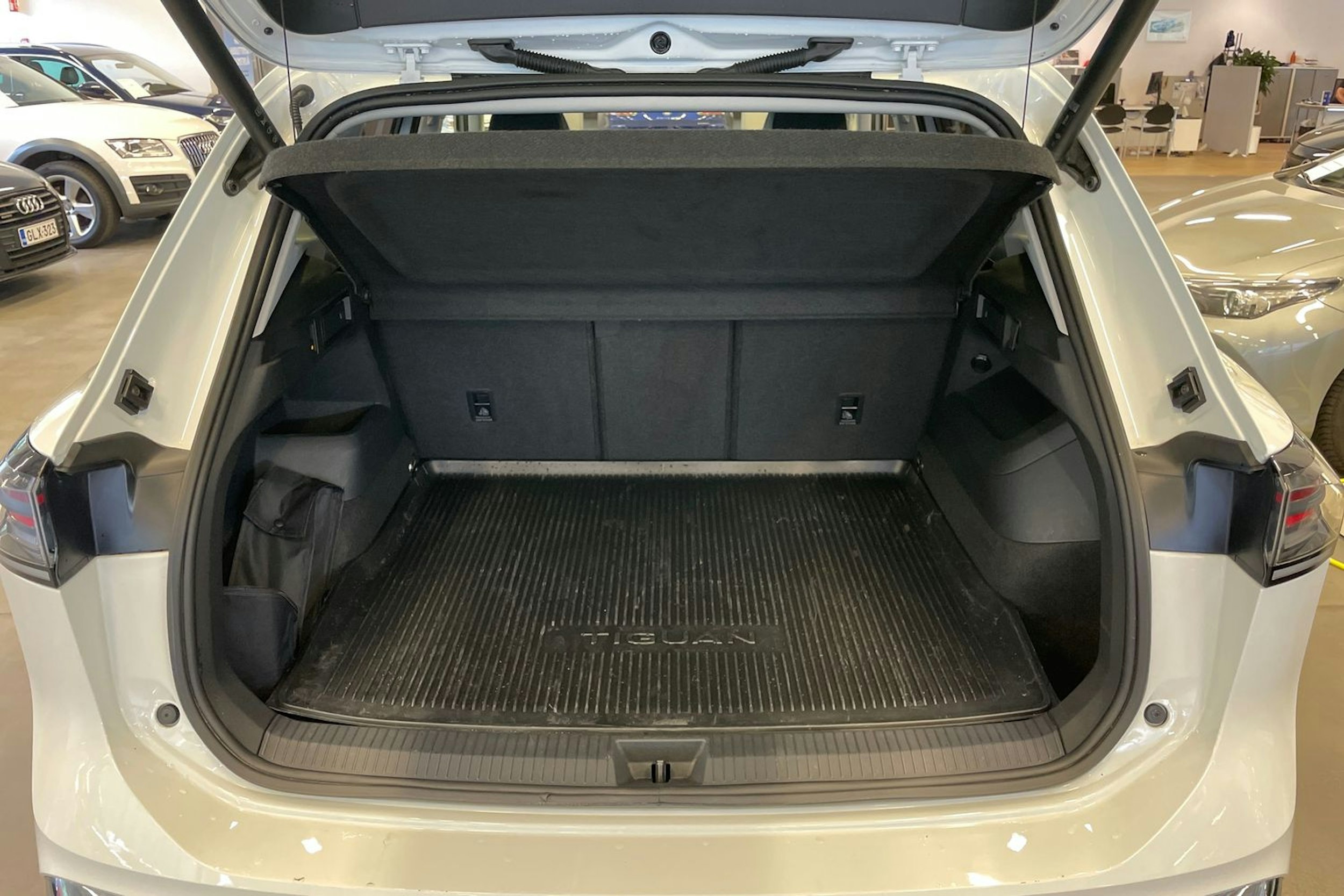valkoinen Volkswagen Tiguan 2024 kuva 15.