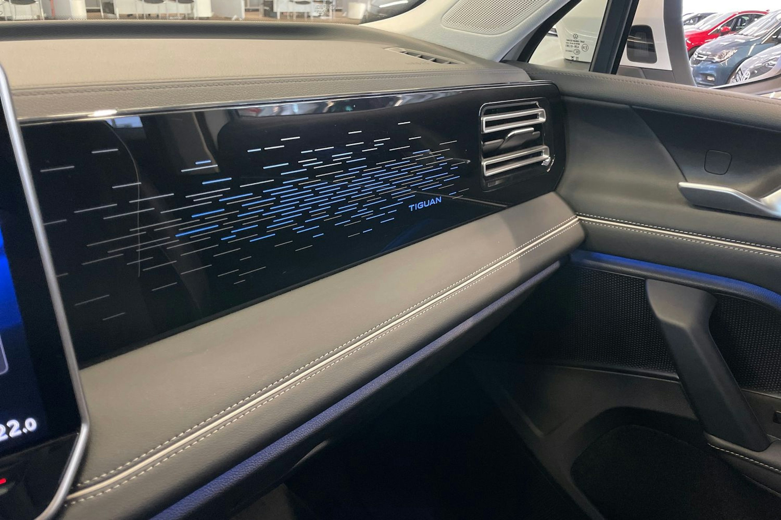 valkoinen Volkswagen Tiguan 2024 kuva 17.