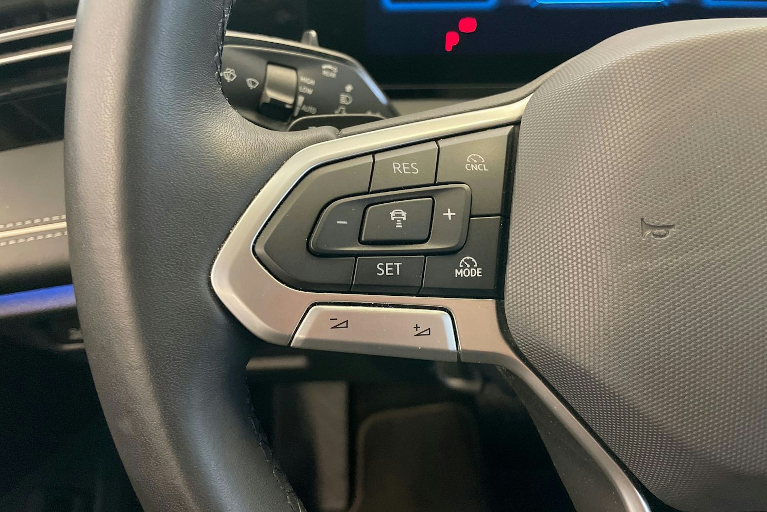 valkoinen Volkswagen Tiguan 2024 kuva 28.
