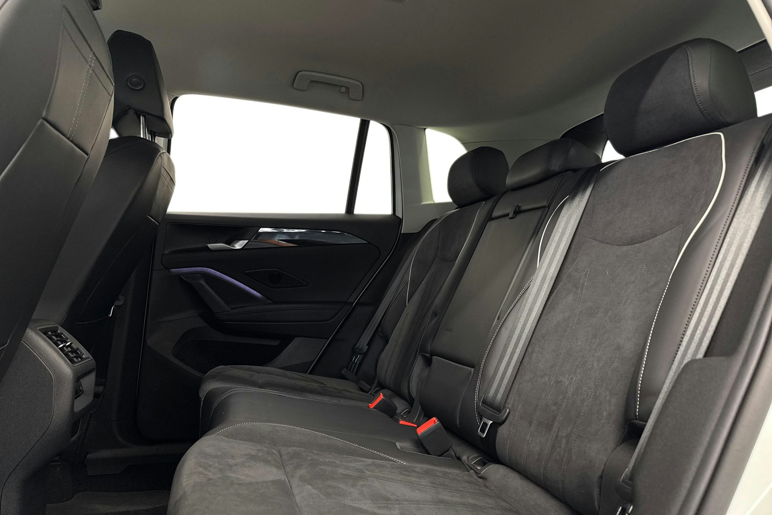 valkoinen Volkswagen Tiguan 2024 kuva 8.