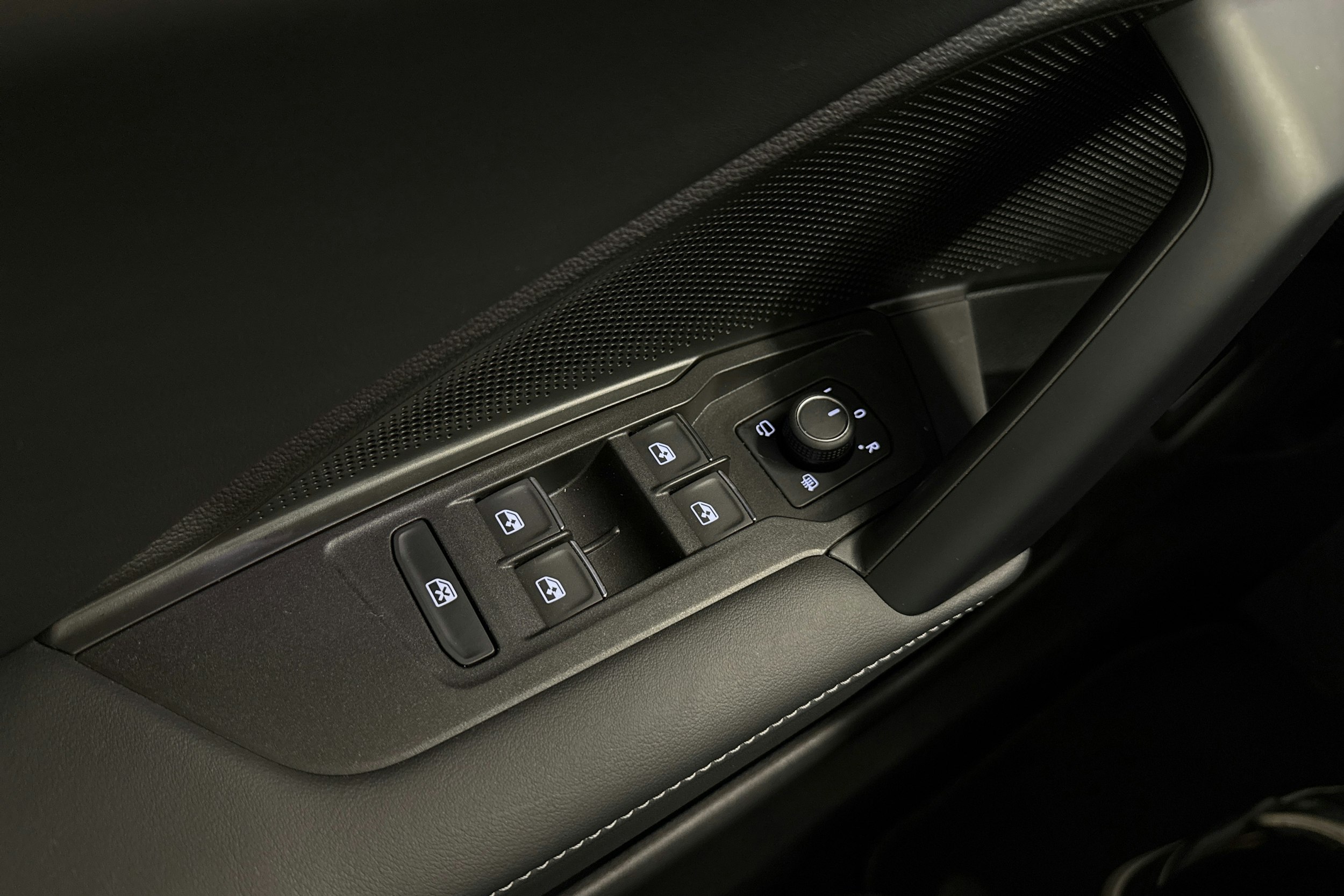 valkoinen Volkswagen Tiguan 2024 kuva 22.