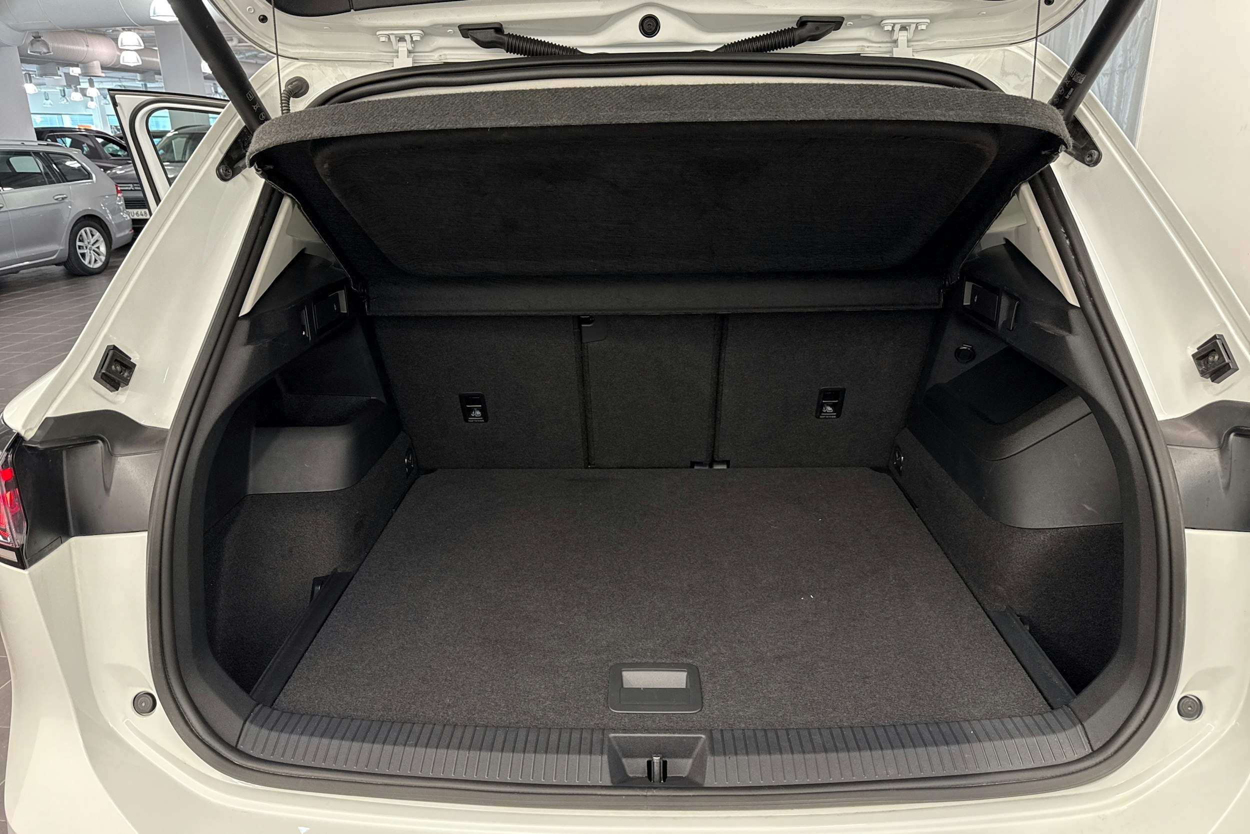 valkoinen Volkswagen Tiguan 2024 kuva 36.