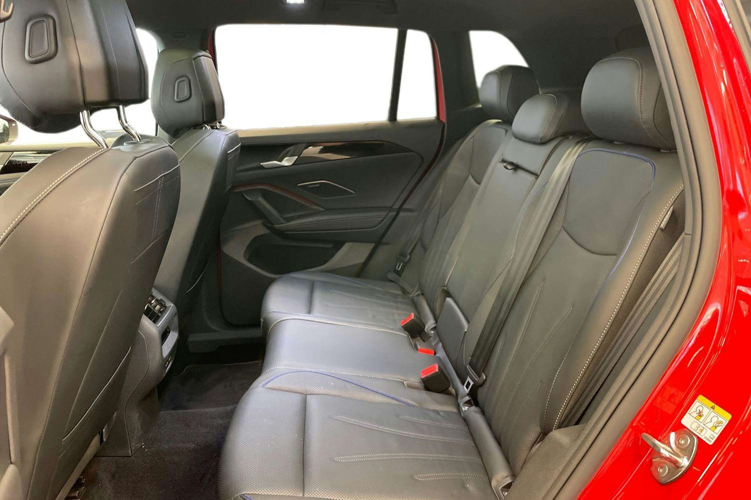 Oranssi Volkswagen Tiguan 2024 kuva 10.