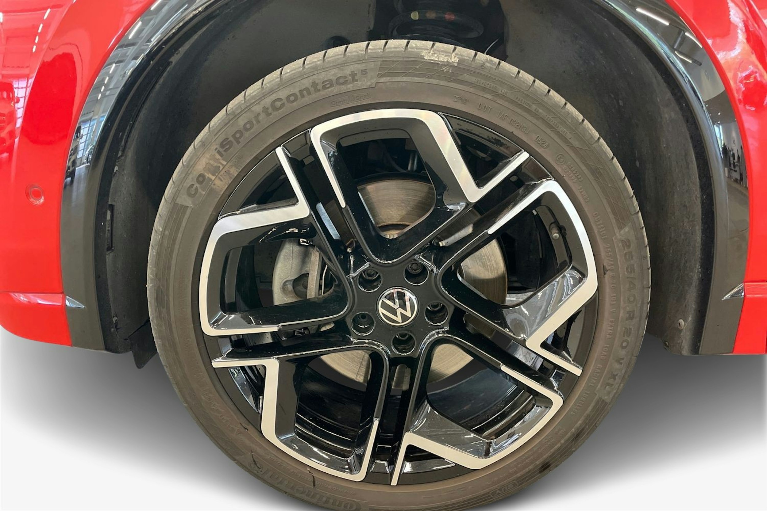 Oranssi Volkswagen Tiguan 2024 kuva 11.