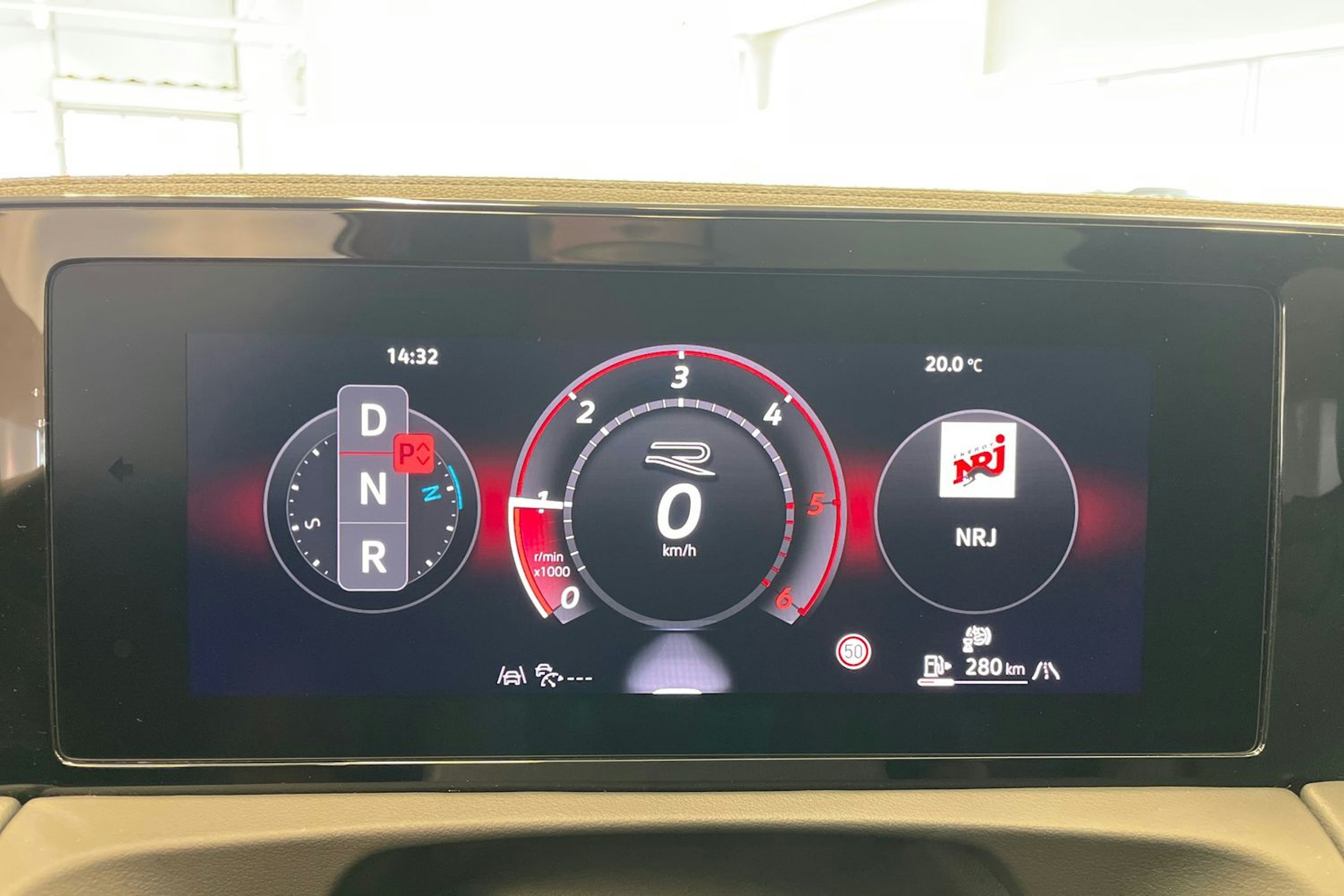 Oranssi Volkswagen Tiguan 2024 kuva 14.