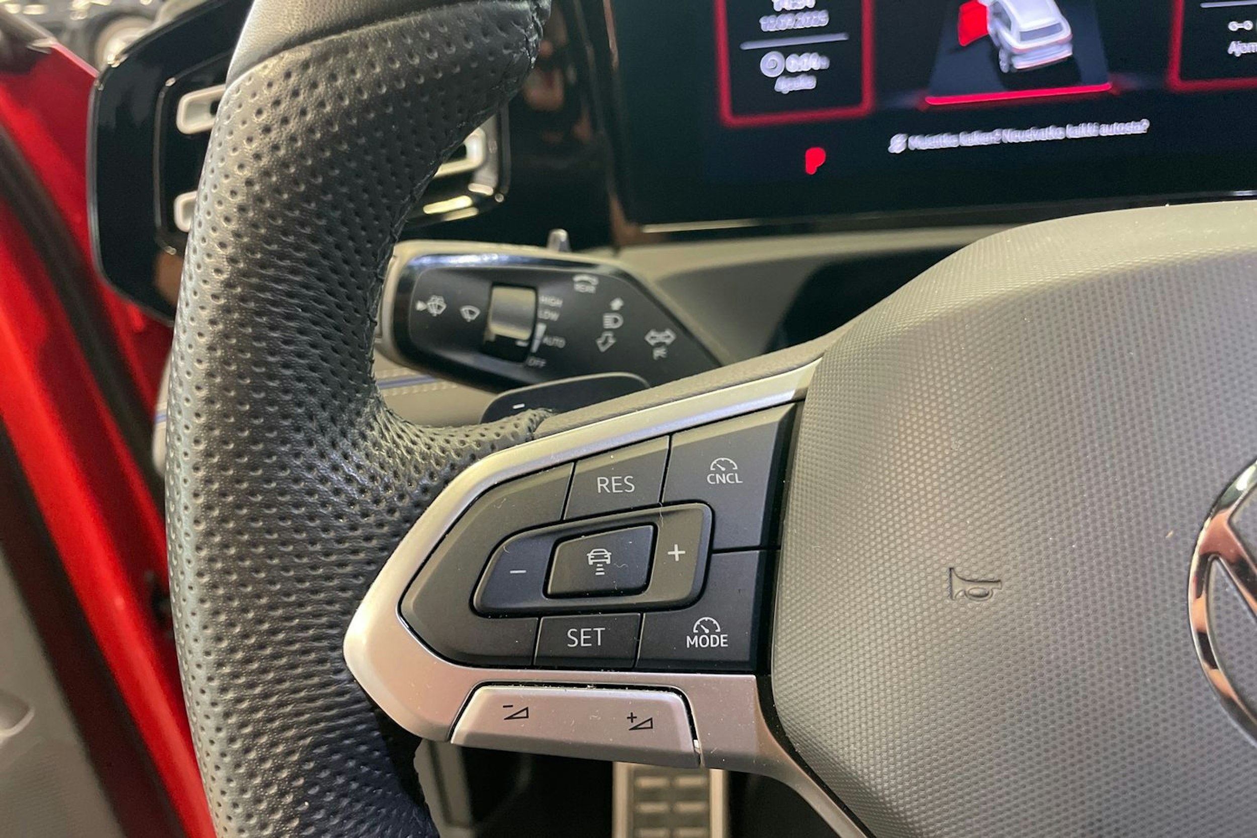 Oranssi Volkswagen Tiguan 2024 kuva 20.
