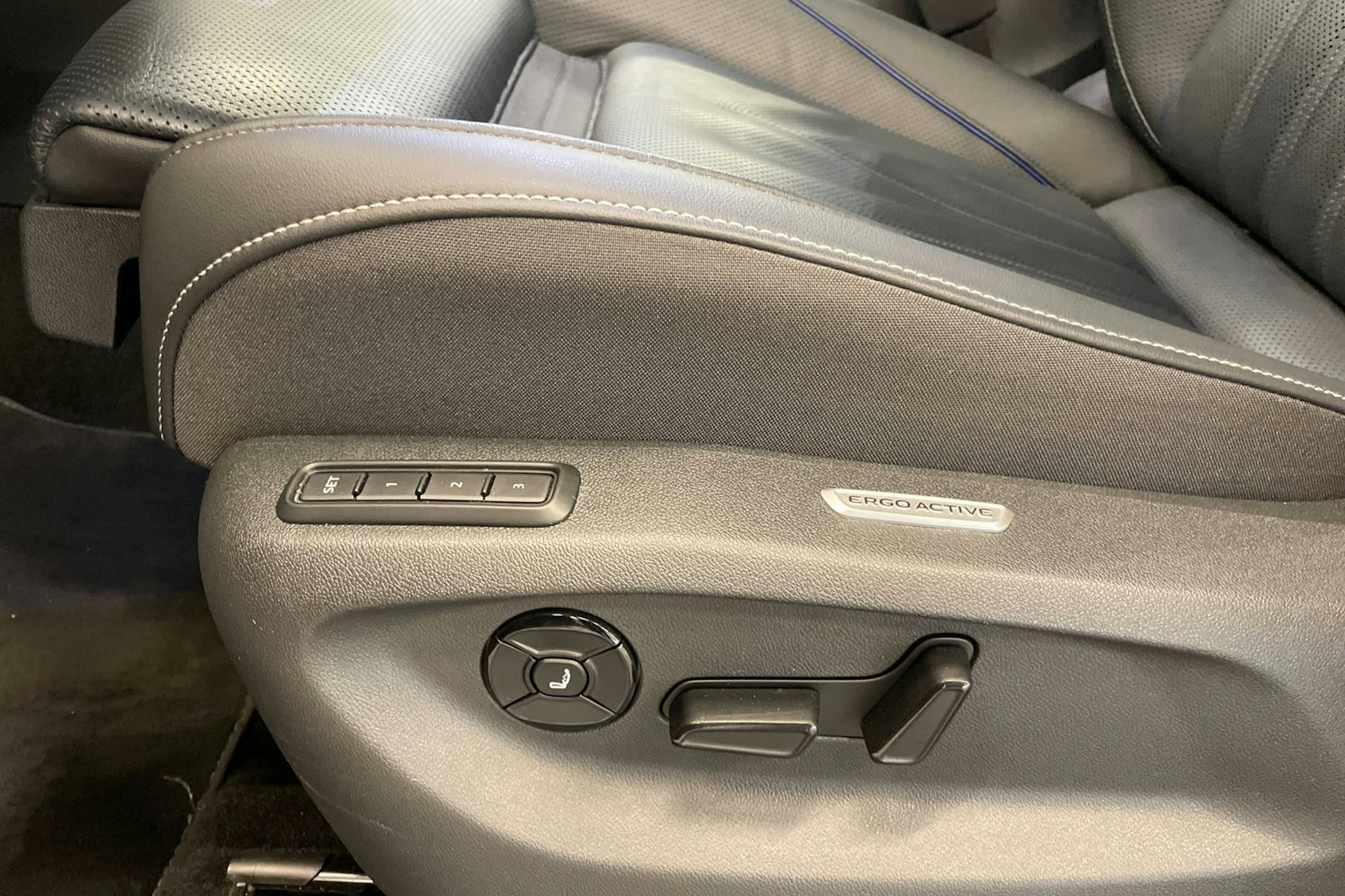 Oranssi Volkswagen Tiguan 2024 kuva 24.