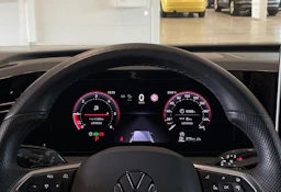 punainen Volkswagen Tiguan 2024 kuva 14.