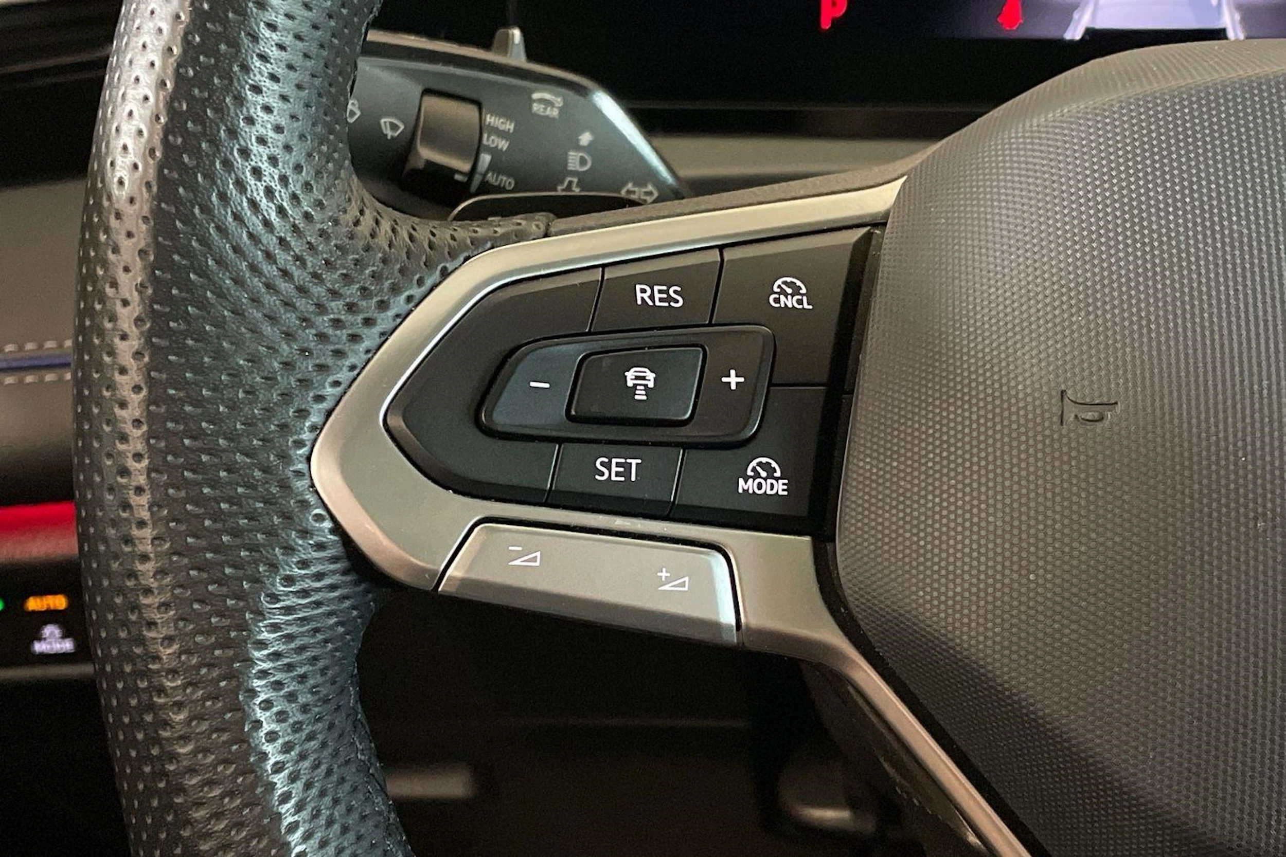 punainen Volkswagen Tiguan 2024 kuva 16.
