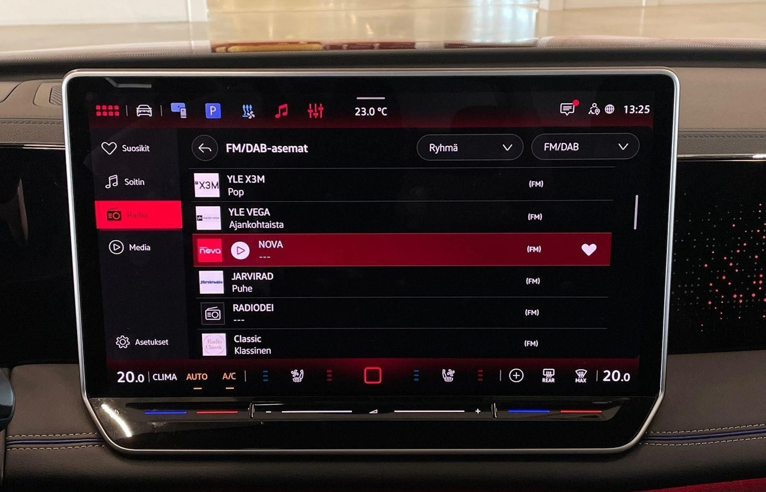 punainen Volkswagen Tiguan 2024 kuva 18.