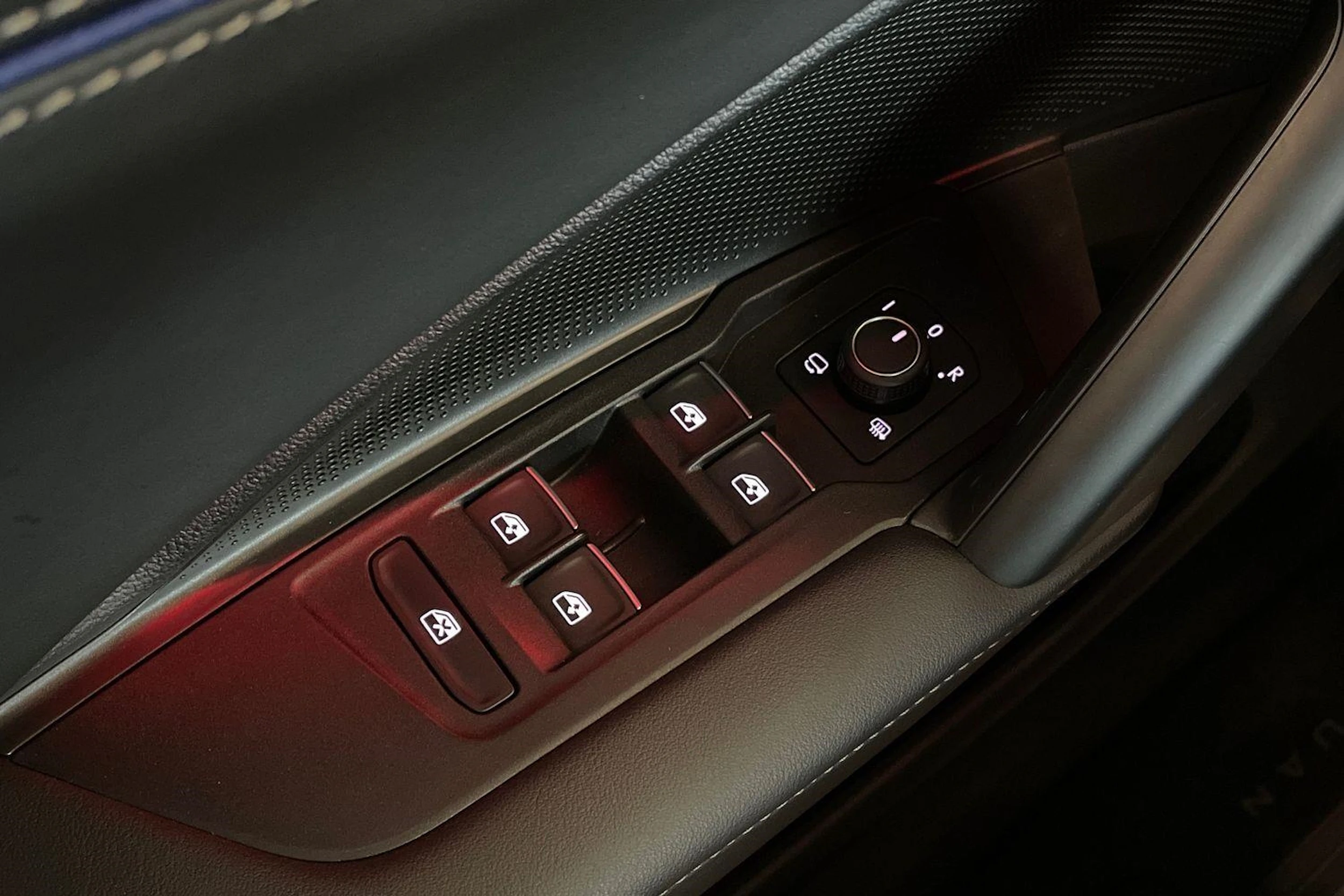 punainen Volkswagen Tiguan 2024 kuva 32.