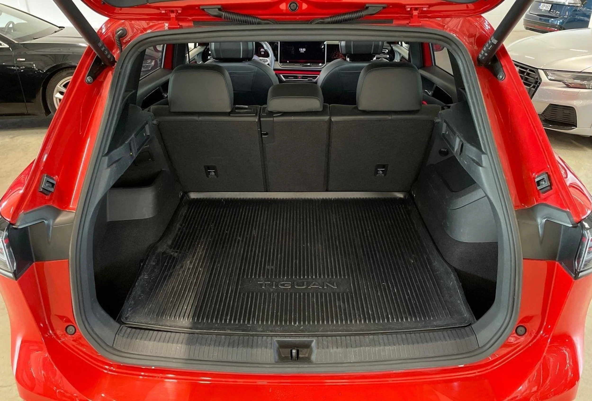 punainen Volkswagen Tiguan 2024 kuva 33.