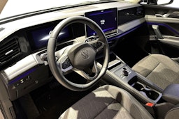 oranssi Volkswagen Tiguan 2024 kuva 6.