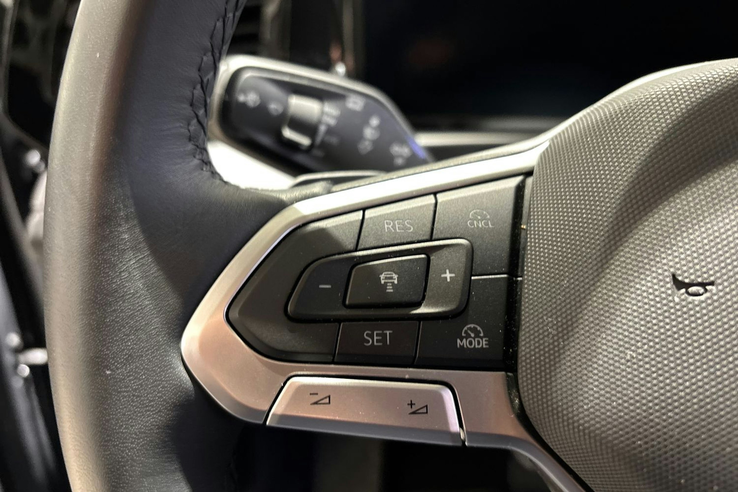 oranssi Volkswagen Tiguan 2024 kuva 11.