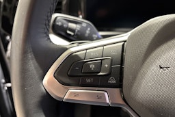 oranssi Volkswagen Tiguan 2024 kuva 11.