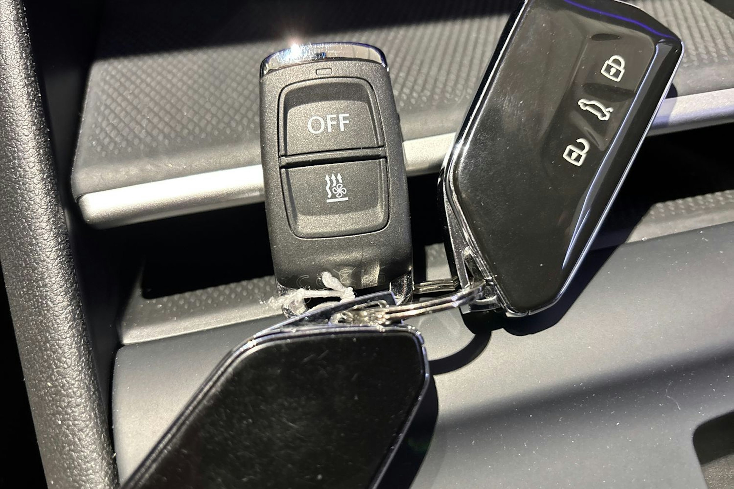 oranssi Volkswagen Tiguan 2024 kuva 17.