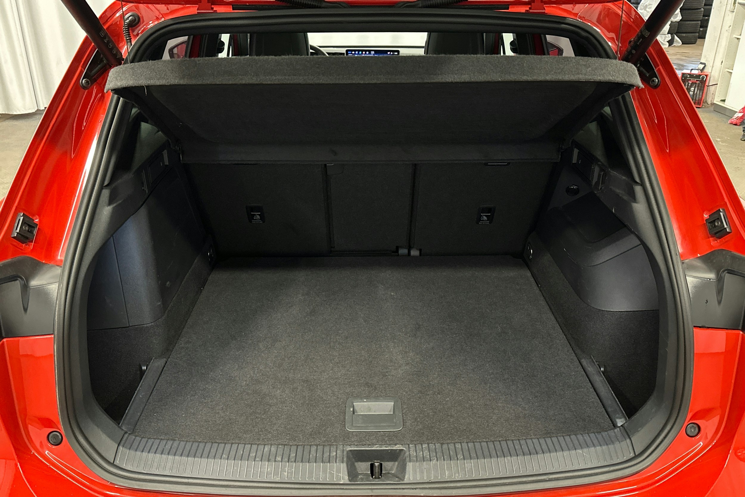 punainen Volkswagen Tiguan 2025 kuva 14.