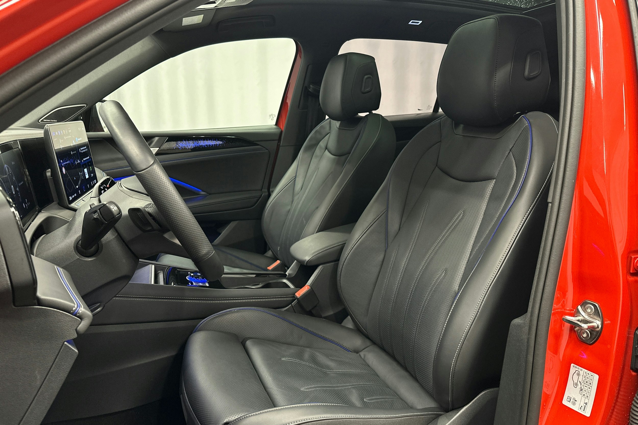 punainen Volkswagen Tiguan 2025 kuva 18.