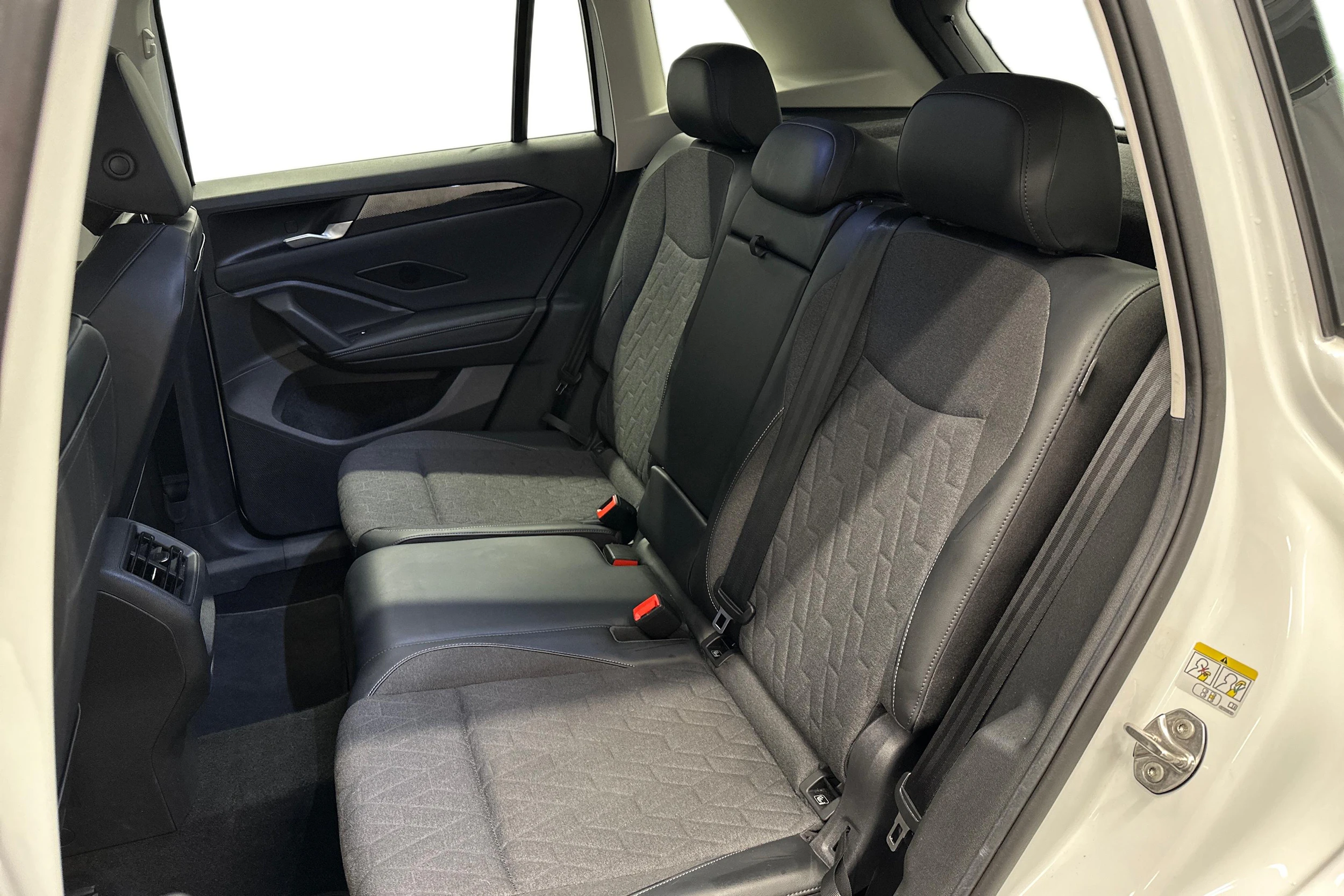 valkoinen Volkswagen Tiguan 2025 kuva 8.