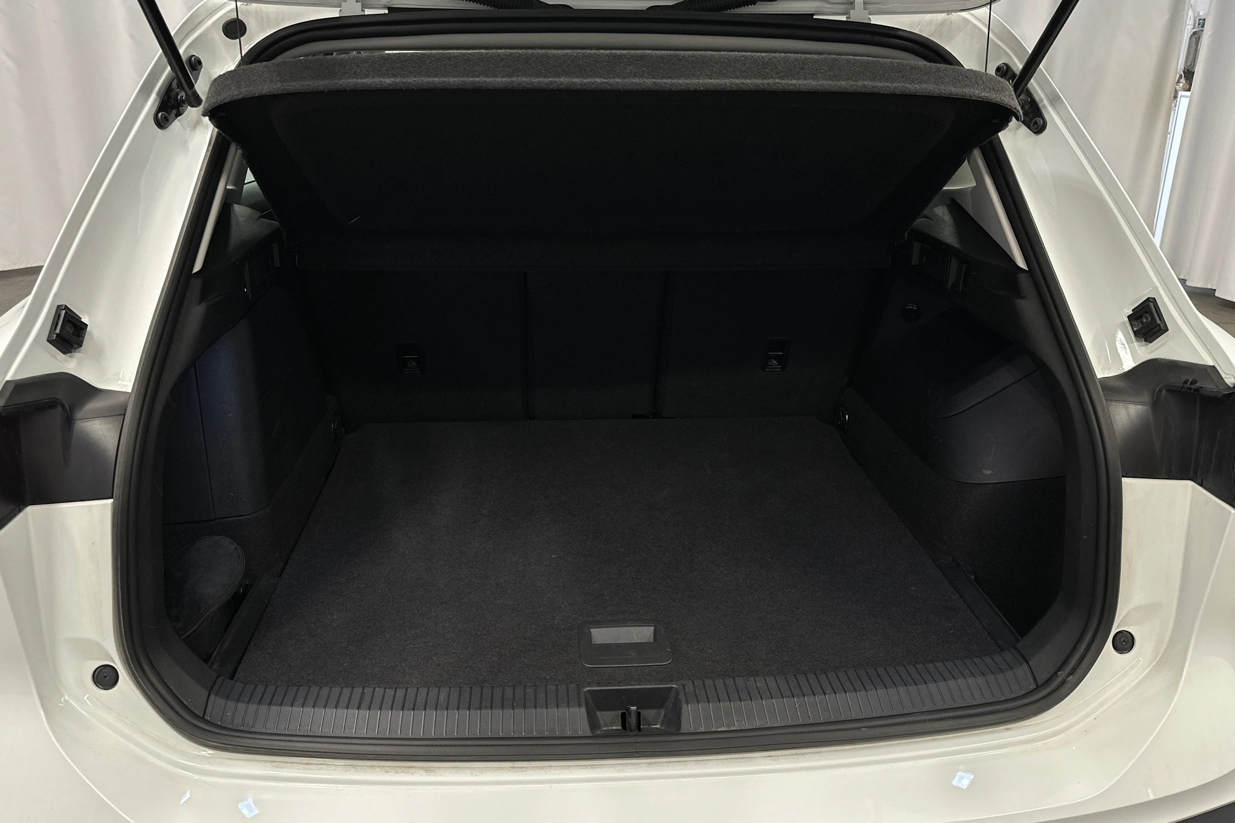 valkoinen Volkswagen Tiguan 2025 kuva 35.