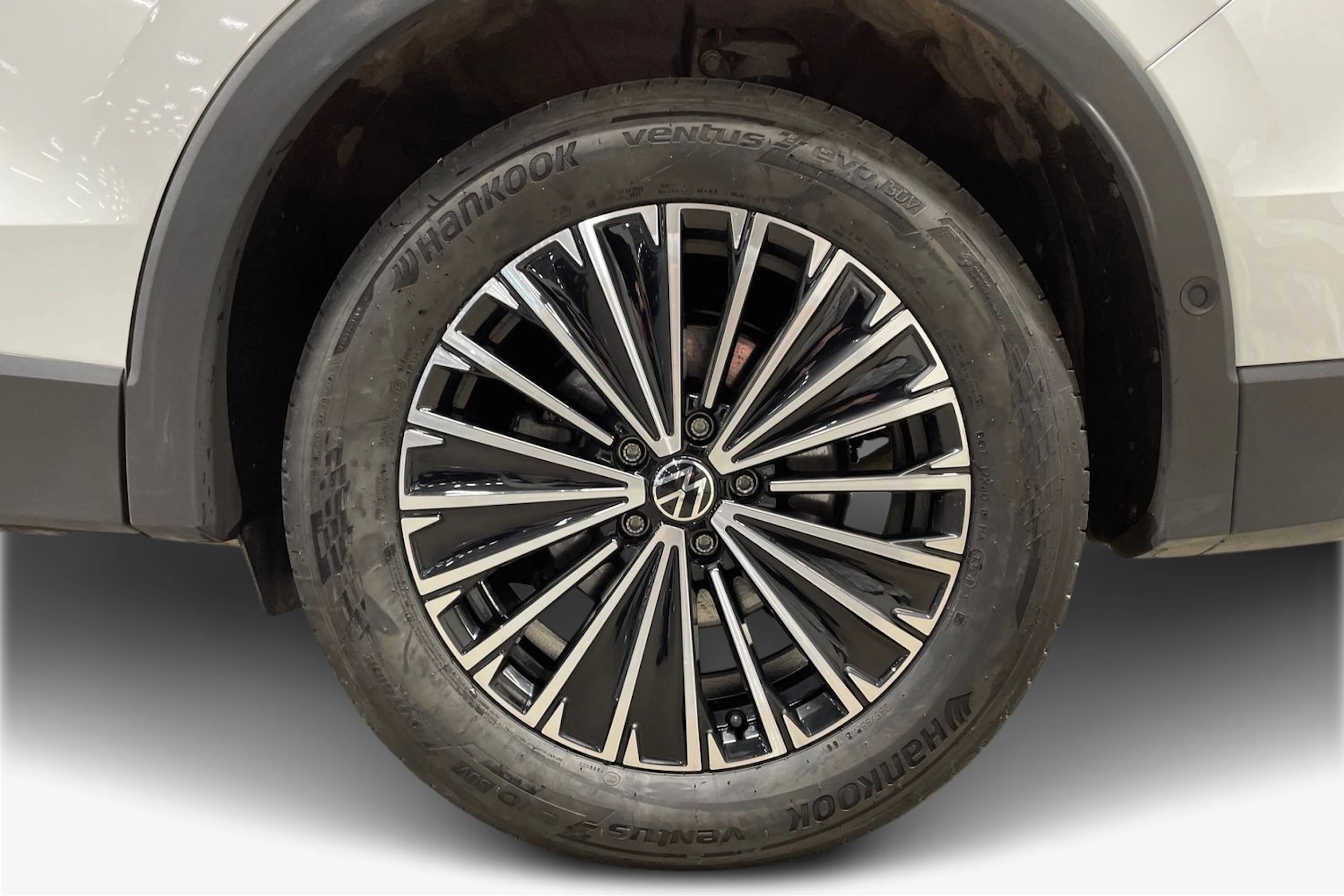 valkoinen Volkswagen Tiguan 2025 kuva 12.