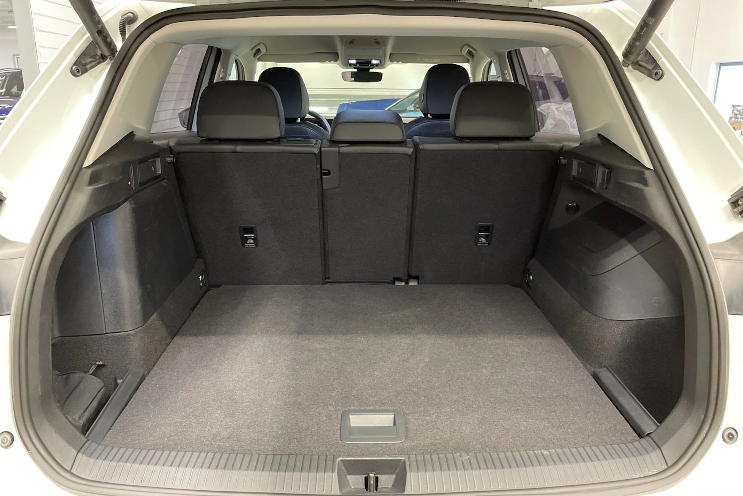valkoinen Volkswagen Tiguan 2025 kuva 16.