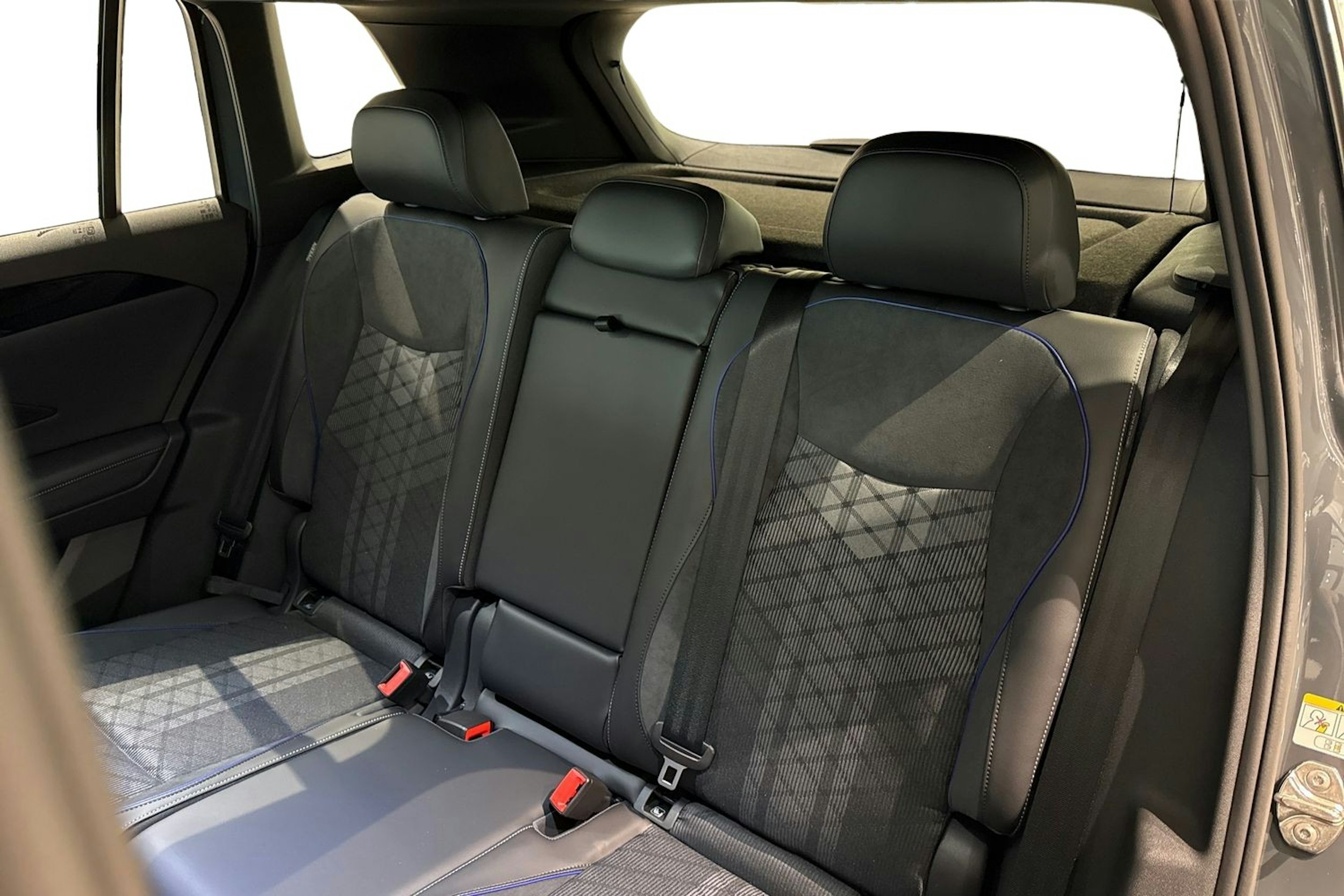 harmaa Volkswagen Tiguan 2025 kuva 8.