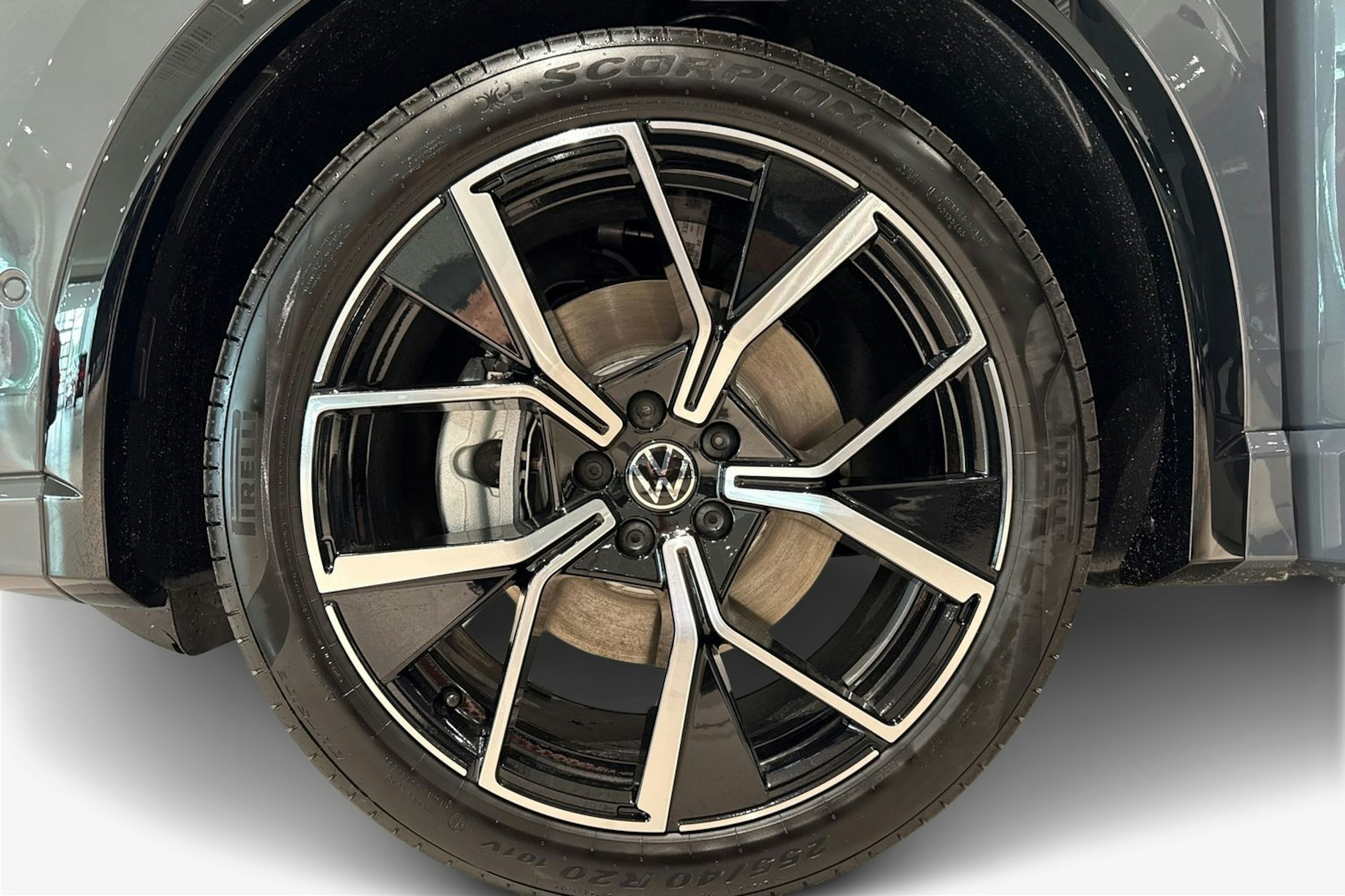 harmaa Volkswagen Tiguan 2025 kuva 9.