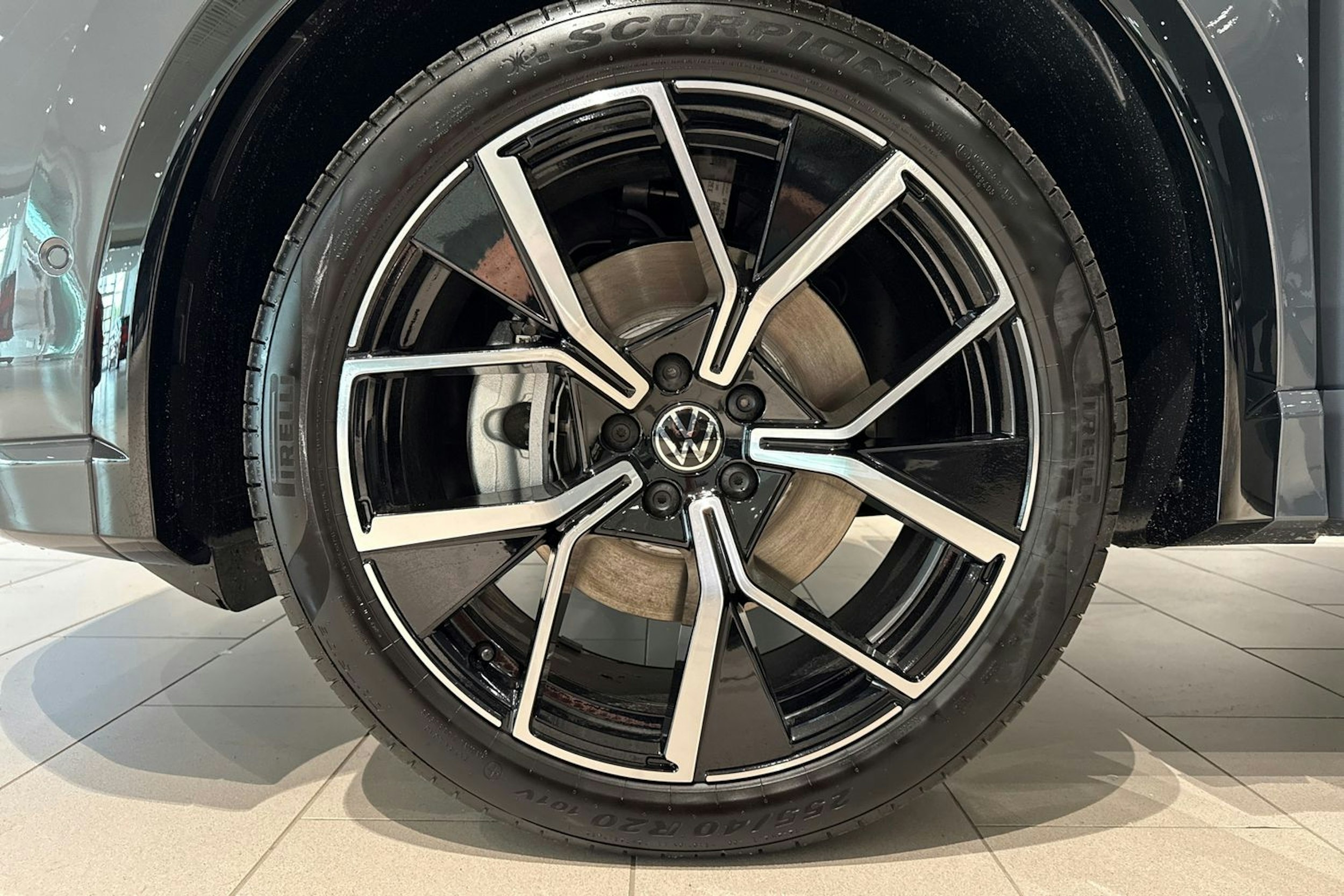 harmaa Volkswagen Tiguan 2025 kuva 10.