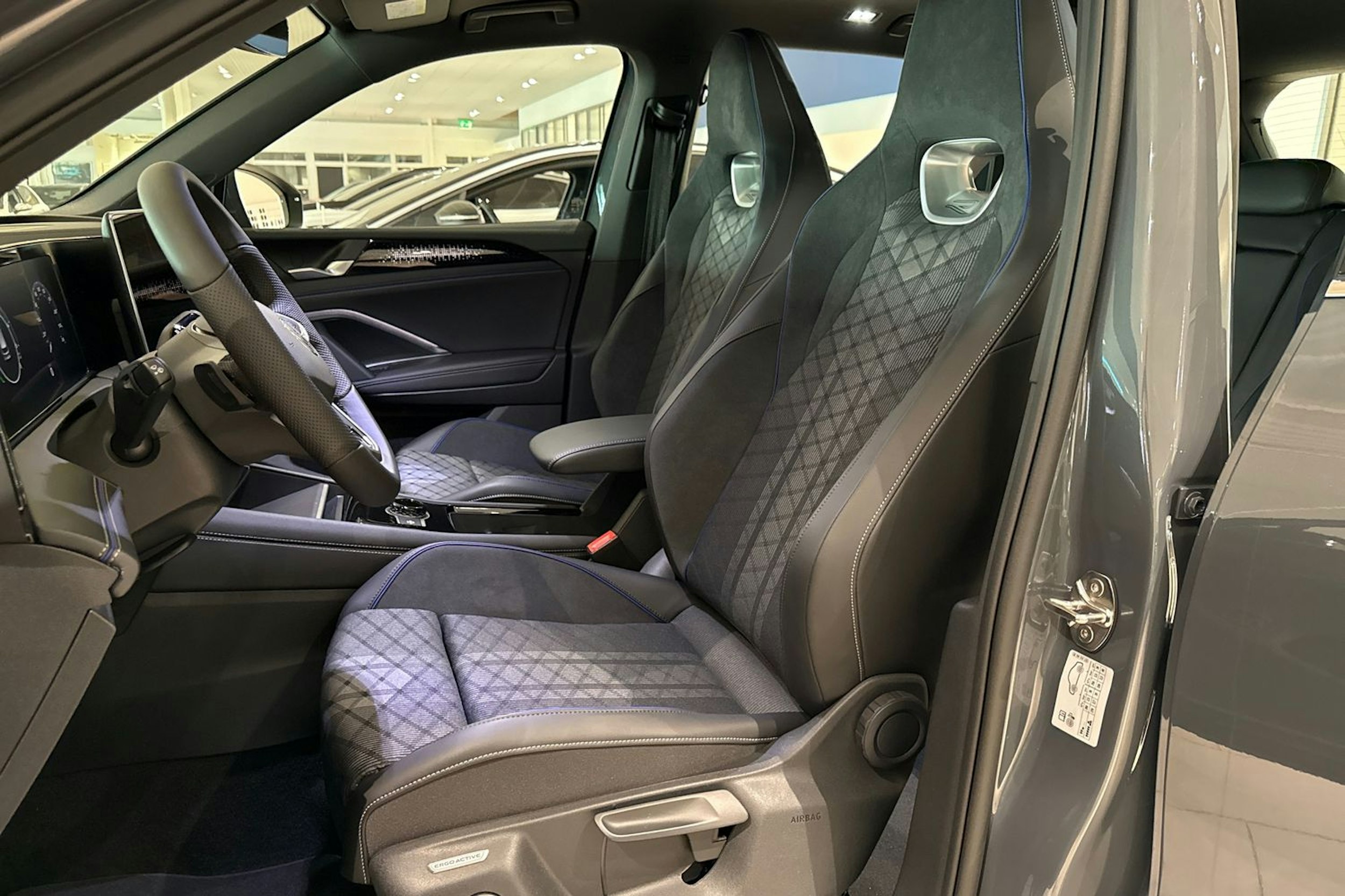 harmaa Volkswagen Tiguan 2025 kuva 11.