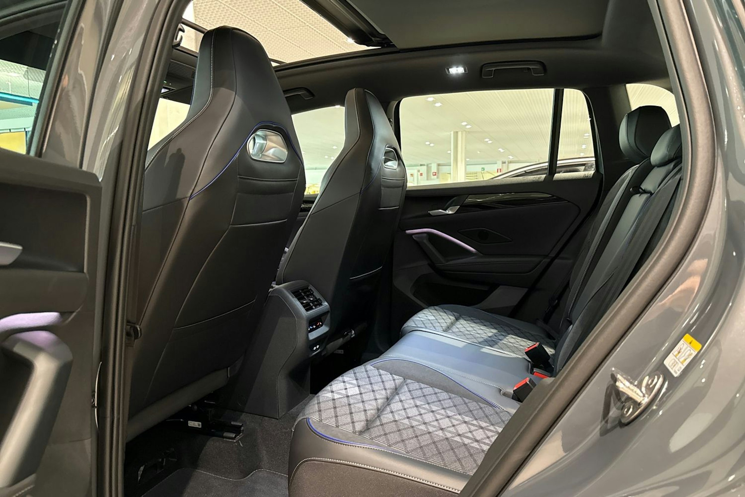 harmaa Volkswagen Tiguan 2025 kuva 13.