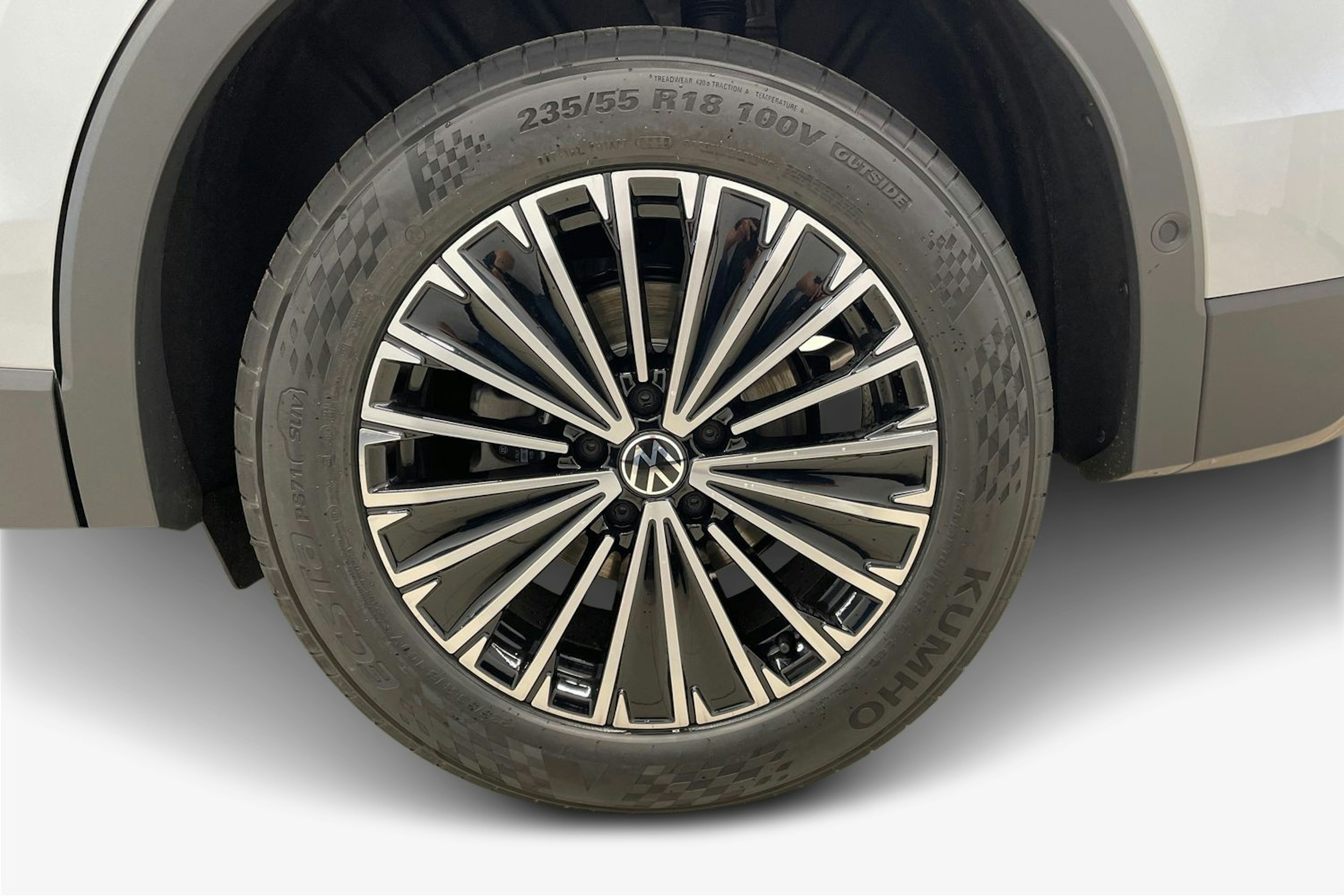 Harmaa Volkswagen Tiguan 2025 kuva 9.