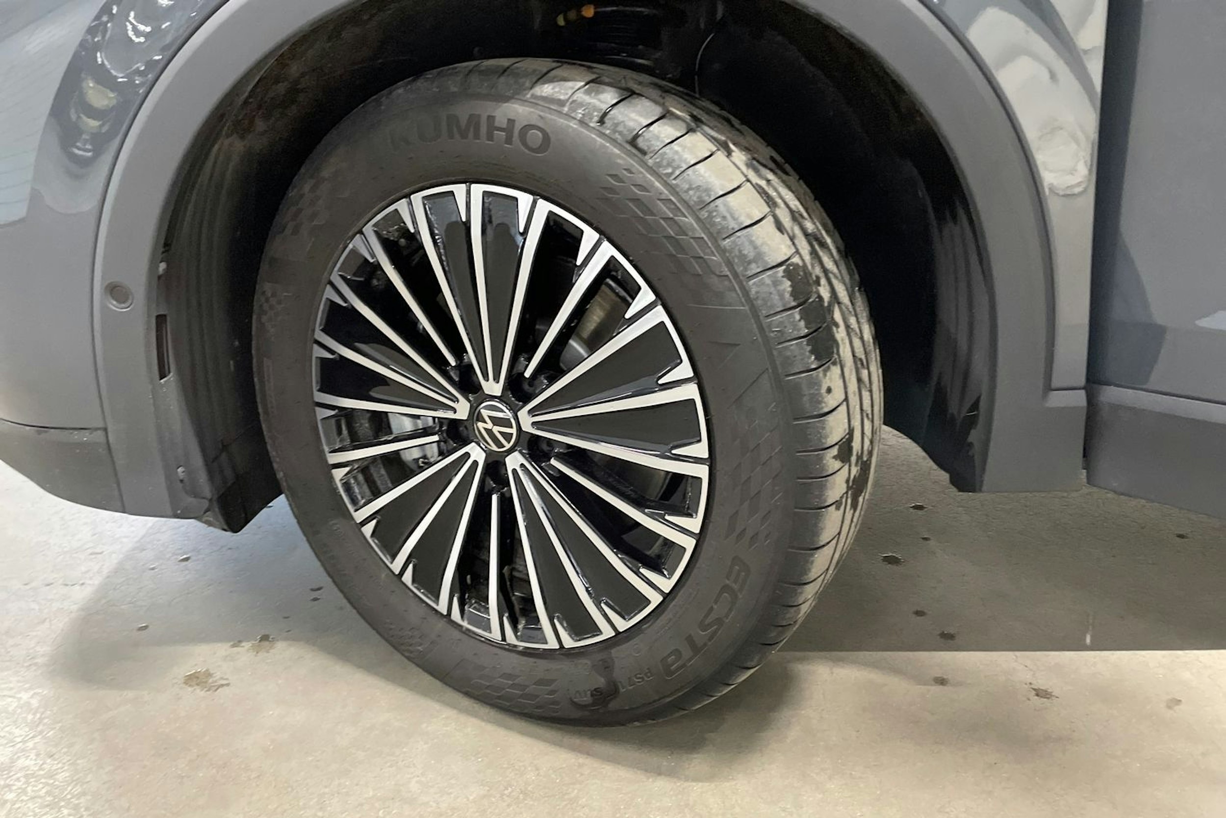 harmaa Volkswagen Tiguan 2025 kuva 13.