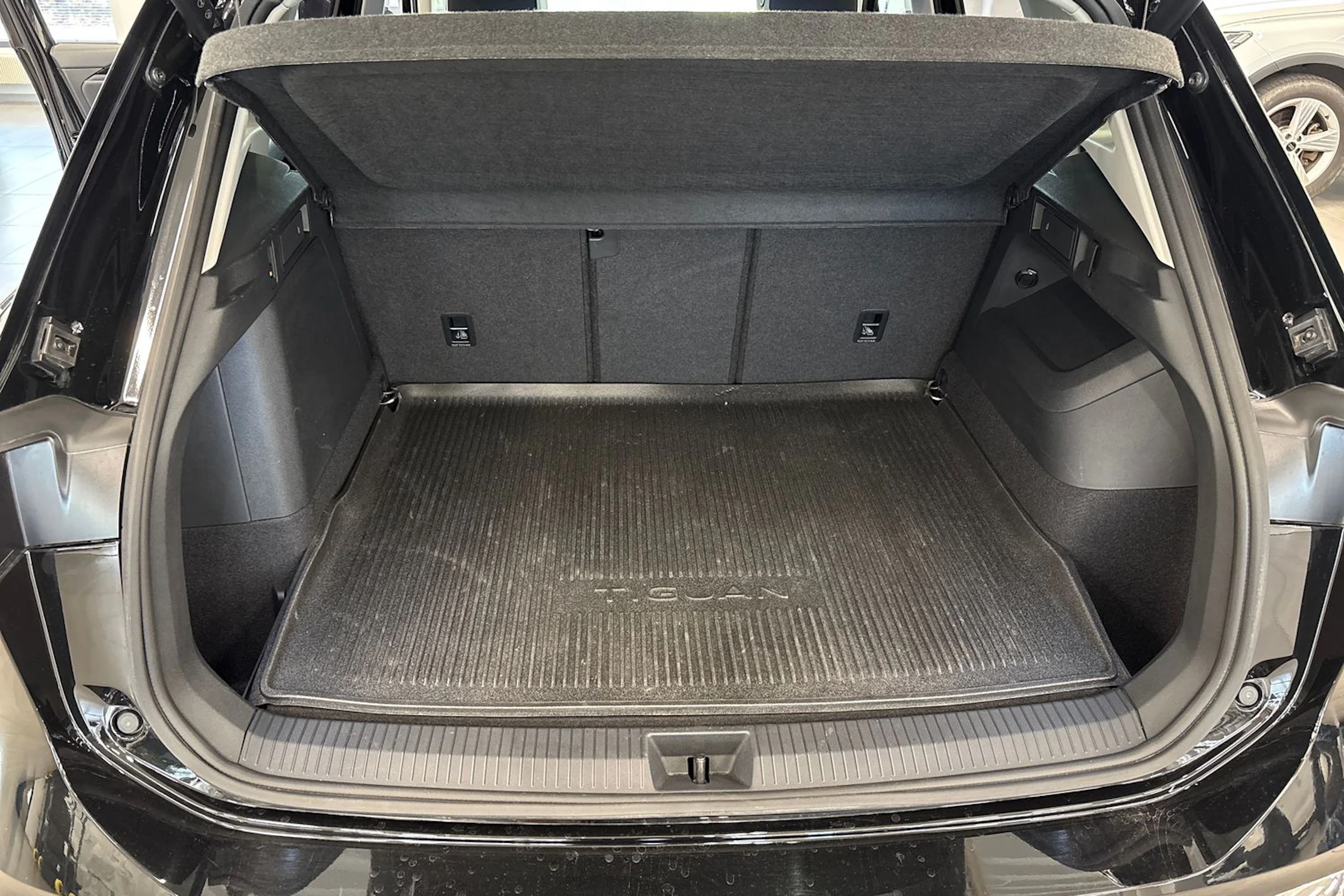musta Volkswagen Tiguan 2025 kuva 15.