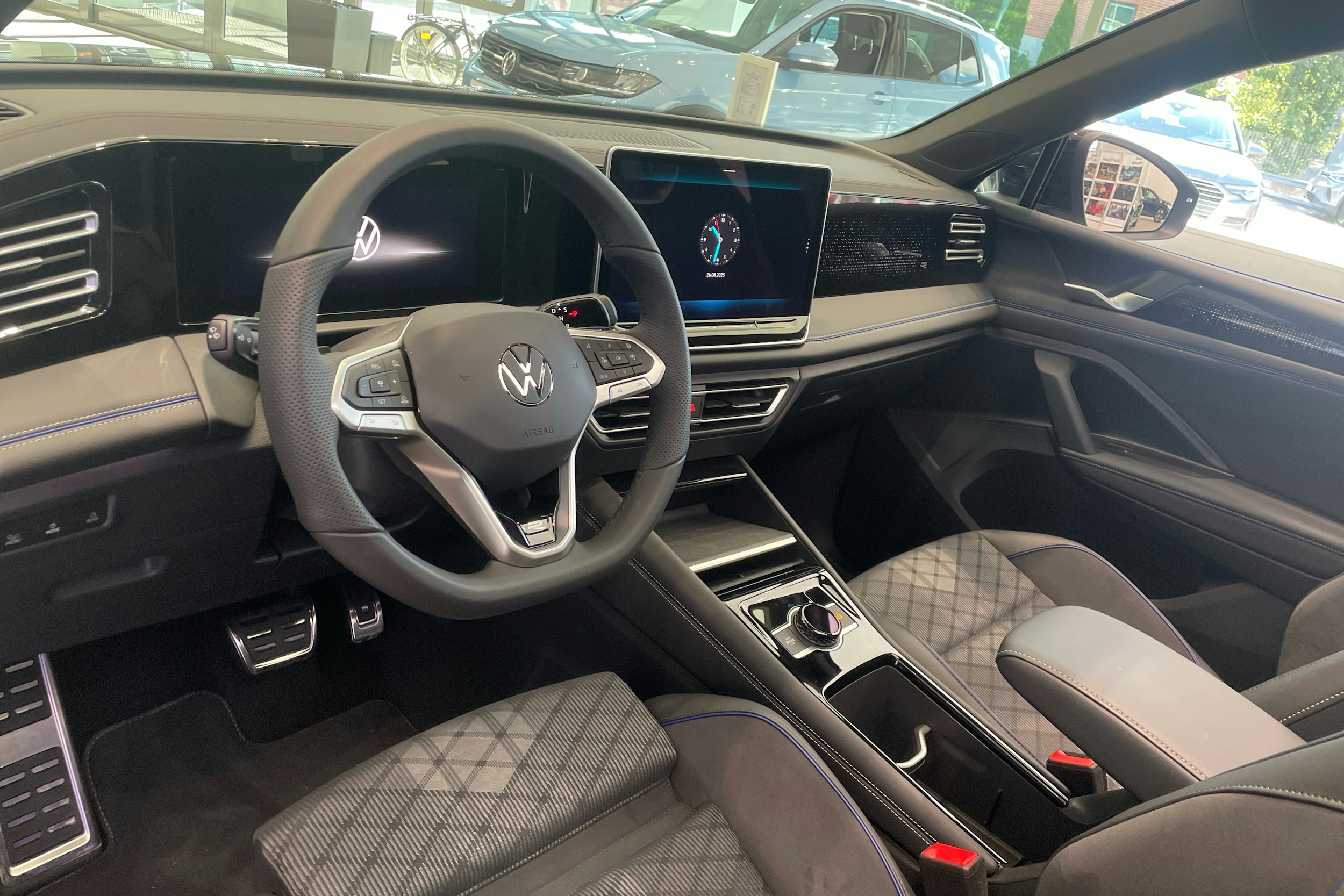 harmaa Volkswagen Tiguan 2025 kuva 6.