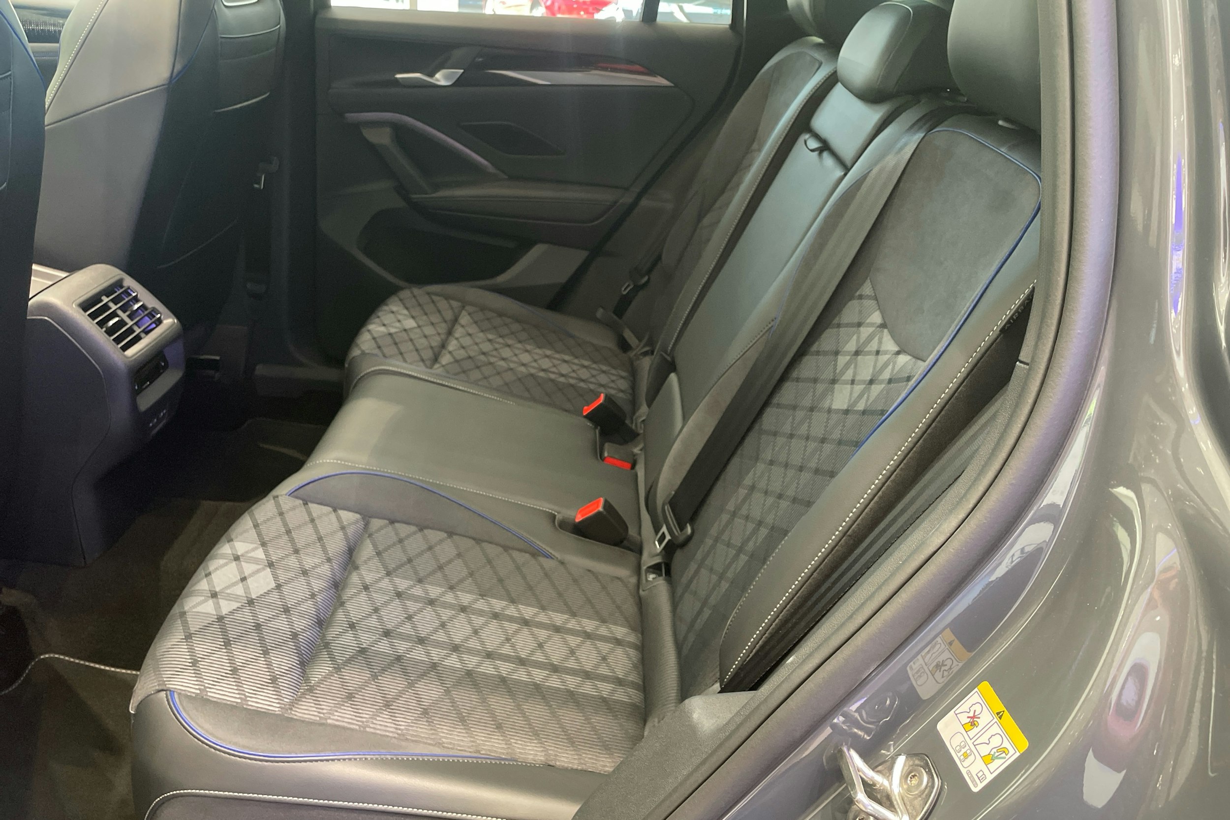 harmaa Volkswagen Tiguan 2025 kuva 8.