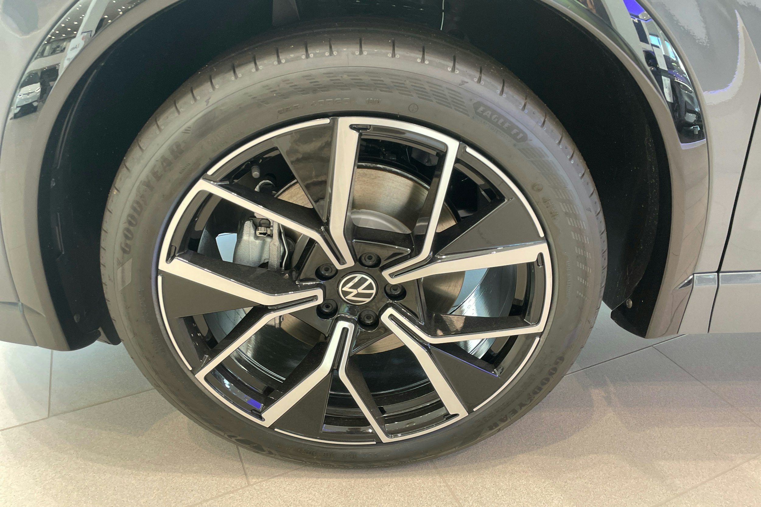 harmaa Volkswagen Tiguan 2025 kuva 9.