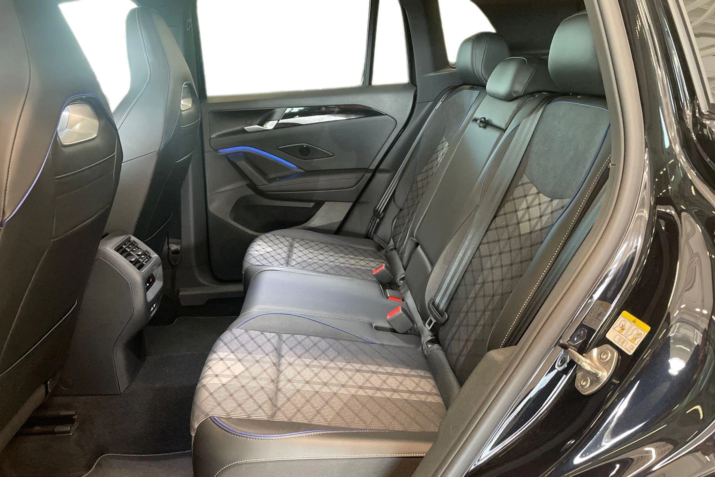 musta Volkswagen Tiguan 2025 kuva 11.