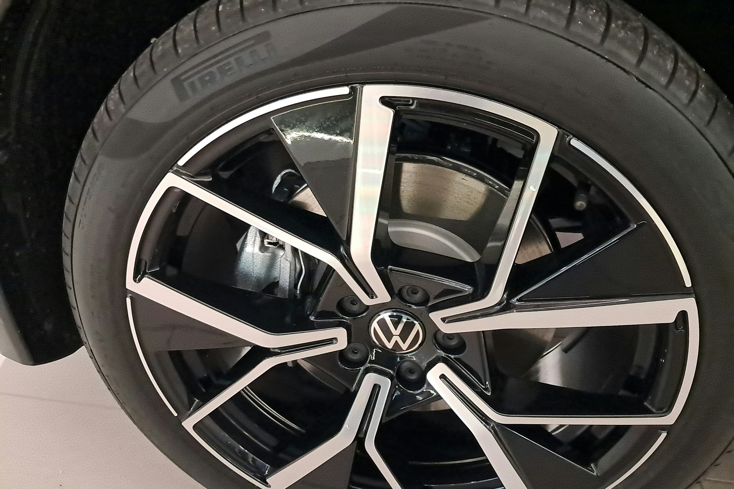 valkoinen Volkswagen Tiguan 2025 kuva 9.